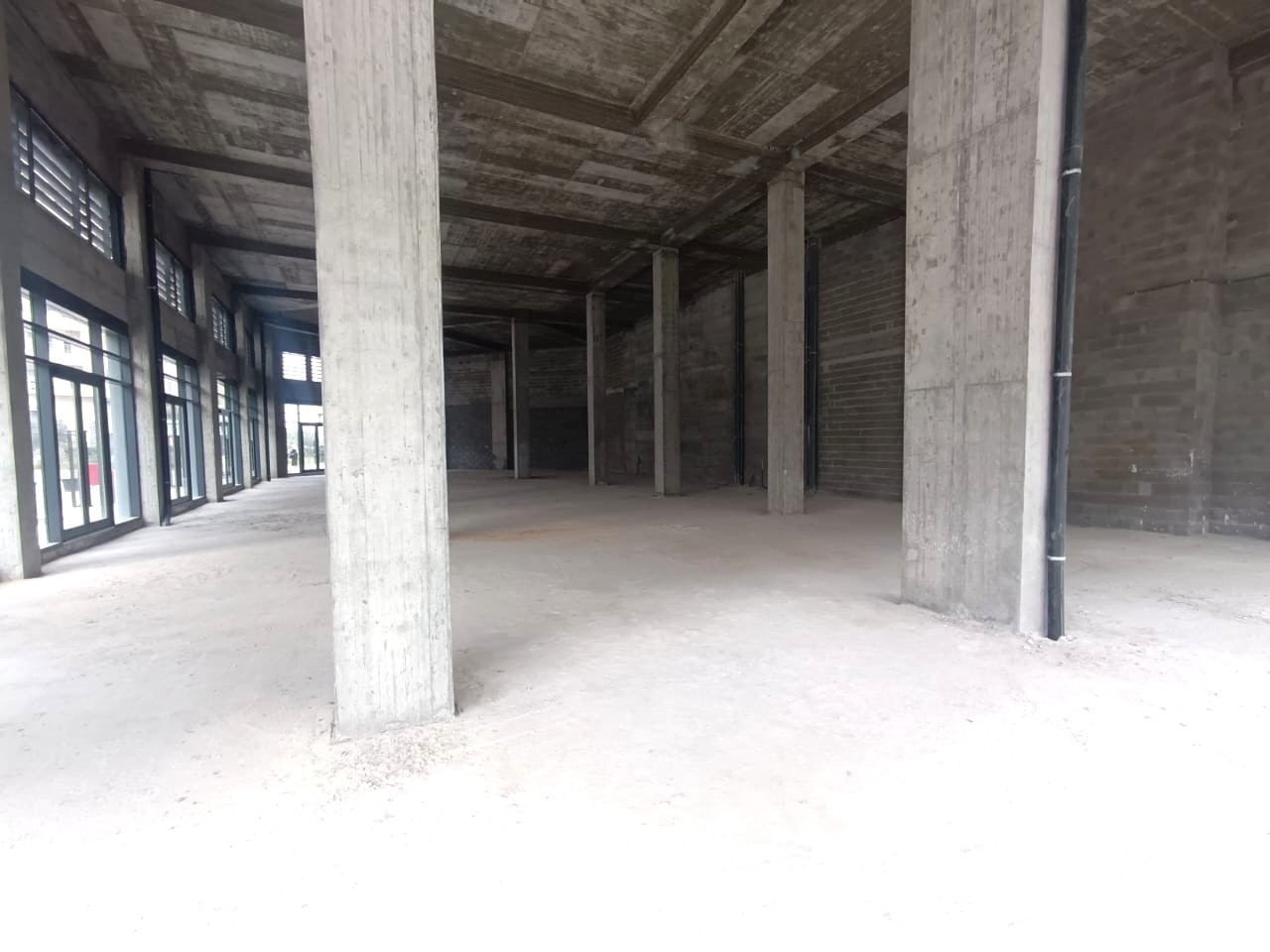 La Marsa&nbsp;Berge Du Lac&nbsp;Bureaux & Commerces&nbsp;Surfaces&nbsp;Un local commercial de 257m2 au lac 2