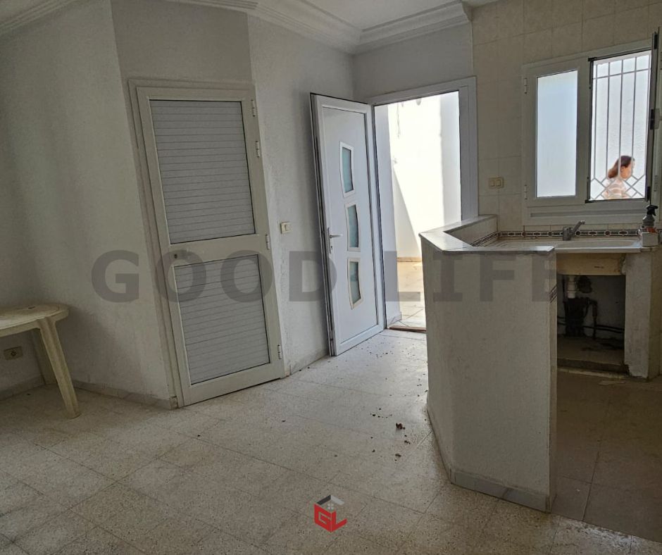 Ariana Ville Cite Ennasr 2 Bureaux & Commerces Bureau Hall1 au rez de jardin d'une villa  ennasr