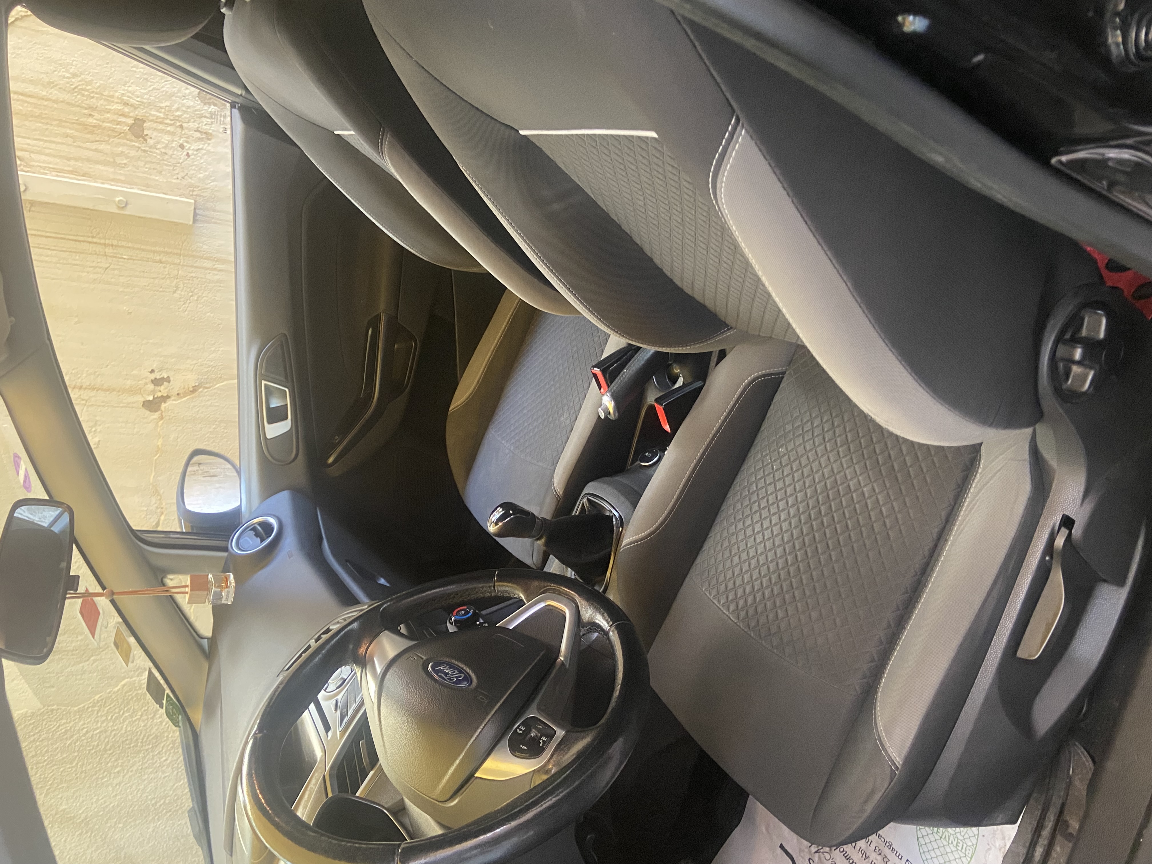 El Menzah Cite El Mahrajene Ford Fiesta Fiesta titanium