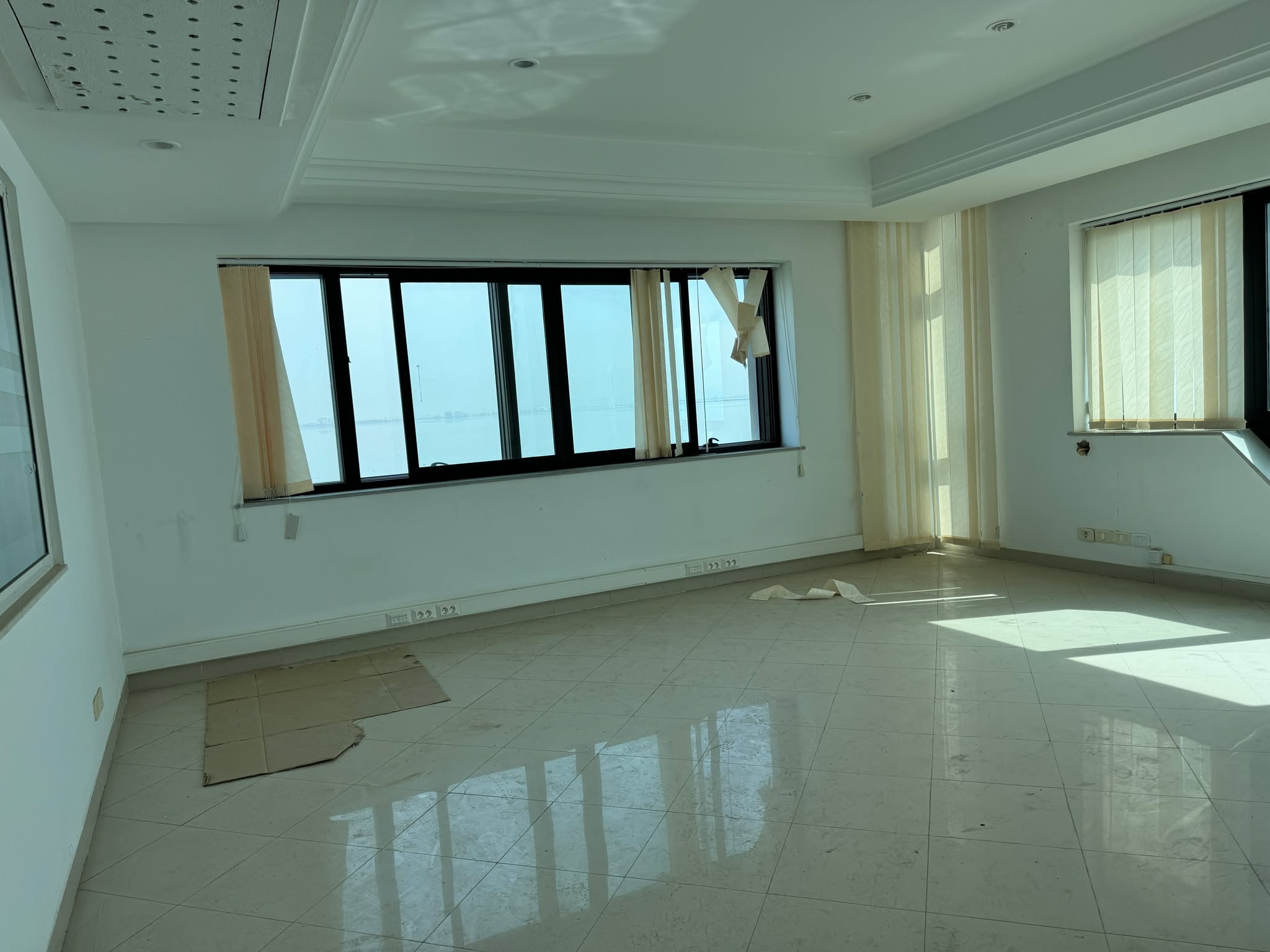 La Marsa Berge Du Lac Bureaux & Commerces Bureau Immeuble 4450 m2 retap  neuf au berge du lac 1