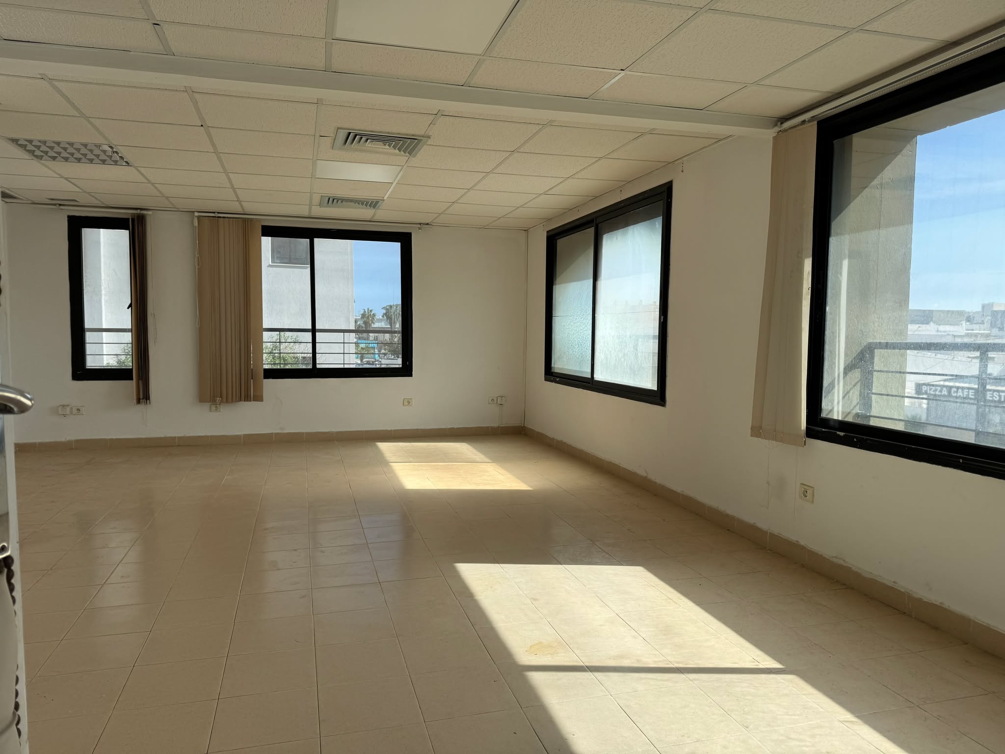 El Kram&nbsp;Le Kram&nbsp;Bureaux & Commerces&nbsp;Bureau&nbsp;Immeuble bureautique 1800m2 bon standing au lac3