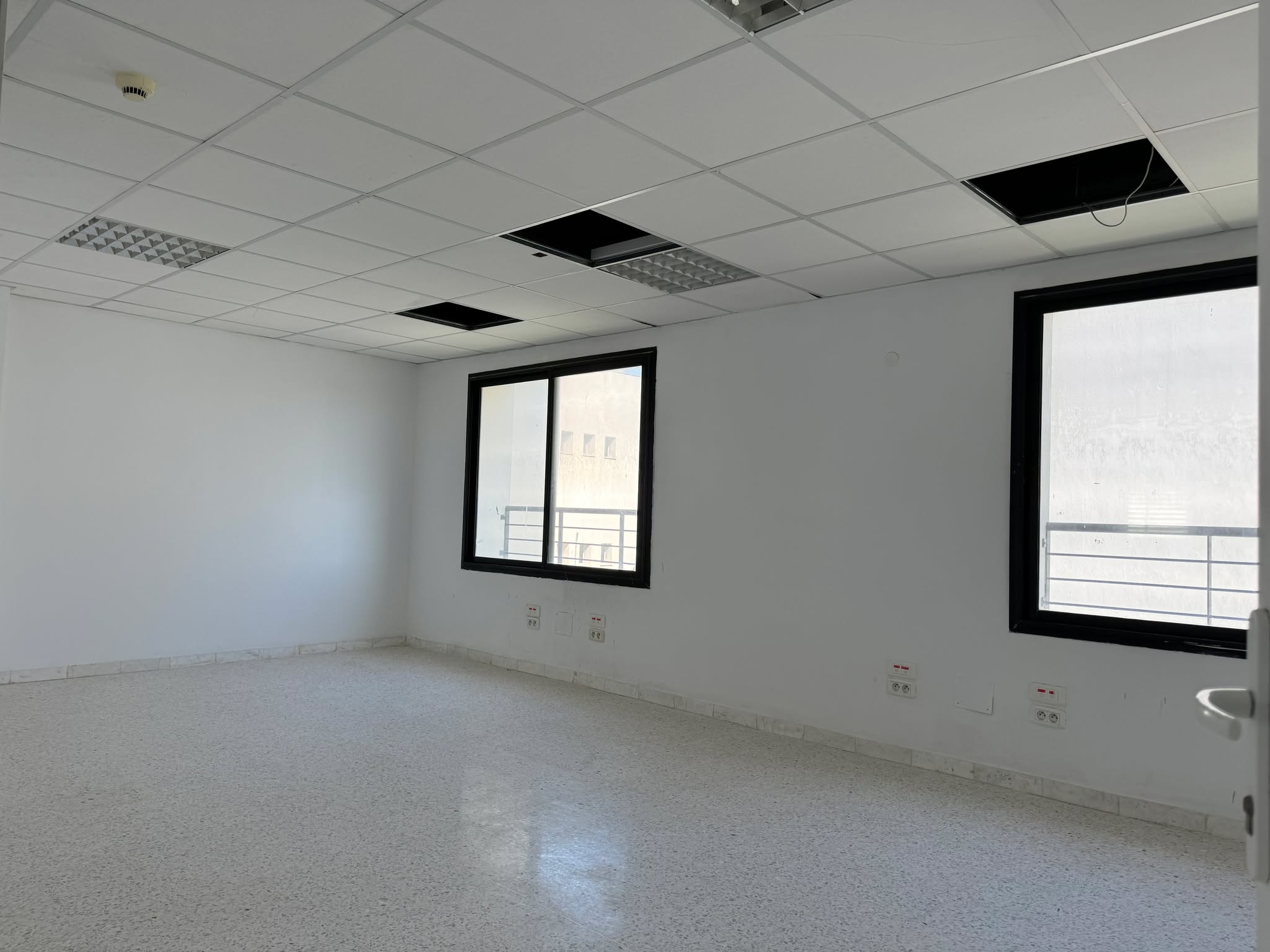El Kram&nbsp;Le Kram&nbsp;Bureaux & Commerces&nbsp;Bureau&nbsp;Immeuble bureautique 1800m2 bon standing au lac3