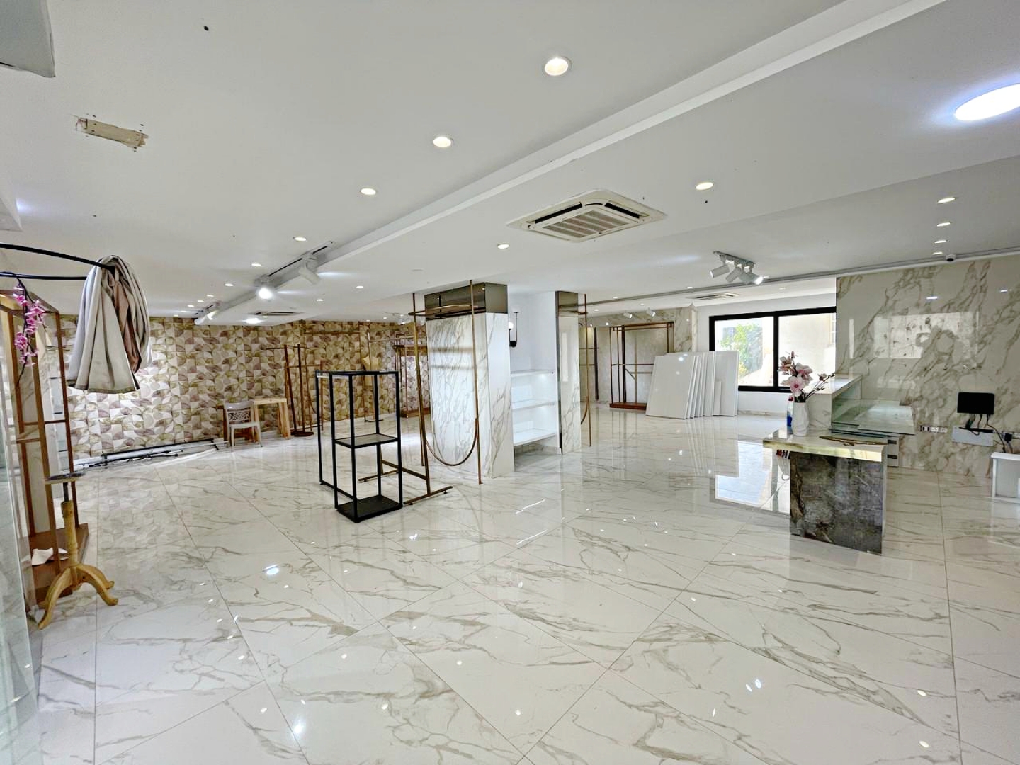 Ariana Ville El Menzah 6 Bureaux & Commerces Grance libre Local  el menzah 6