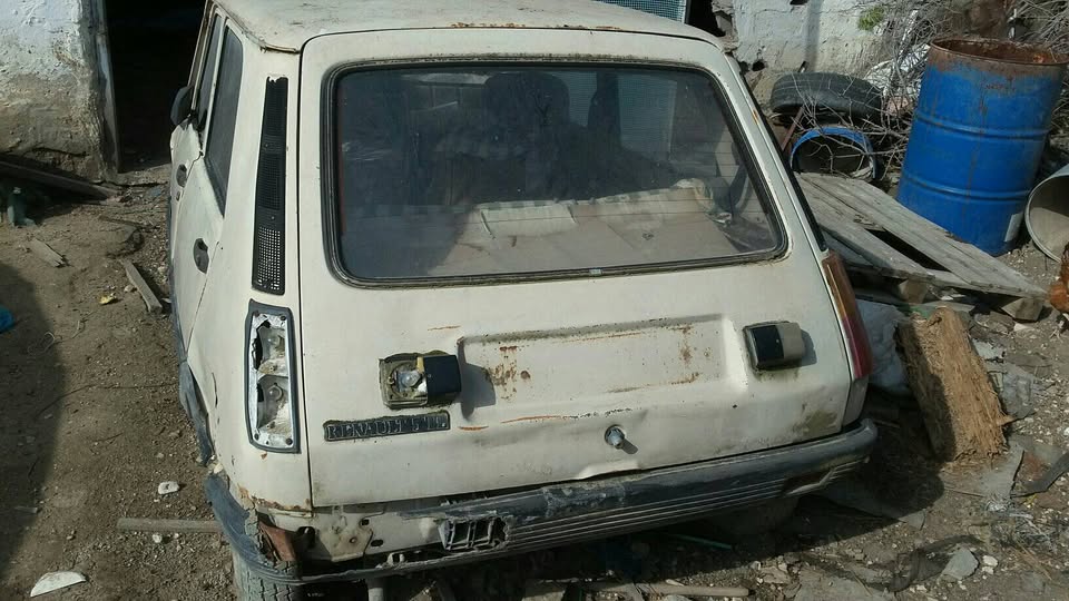 Sidi El Bechir Maakel EzzaM Renault R5 Pour les collectionnaires des  anciennes voitures