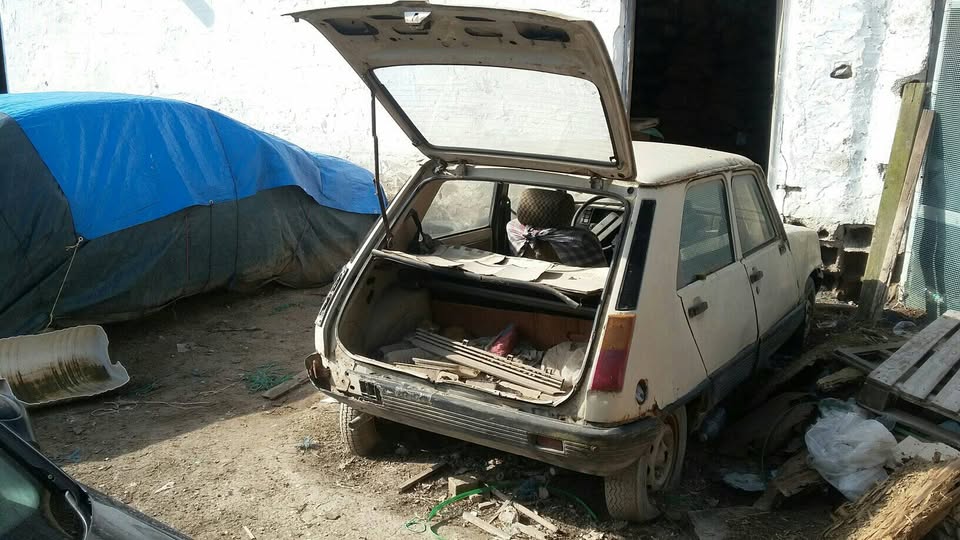 Sidi El Bechir Maakel EzzaM Renault R5 Pour les collectionnaires des  anciennes voitures