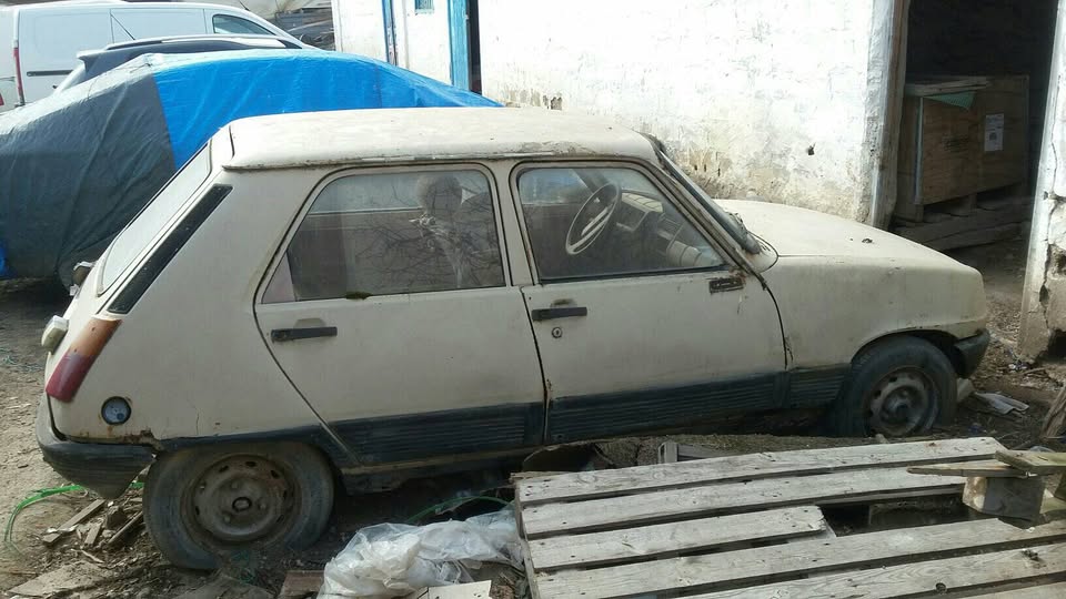 Sidi El Bechir Maakel EzzaM Renault R5 Pour les collectionnaires des  anciennes voitures