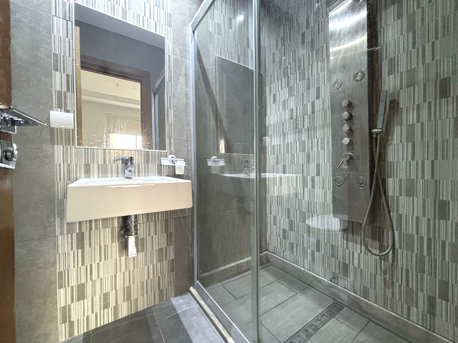 La Soukra La Soukra Location Appart. 5 pices+ Appt s4  la soukra park