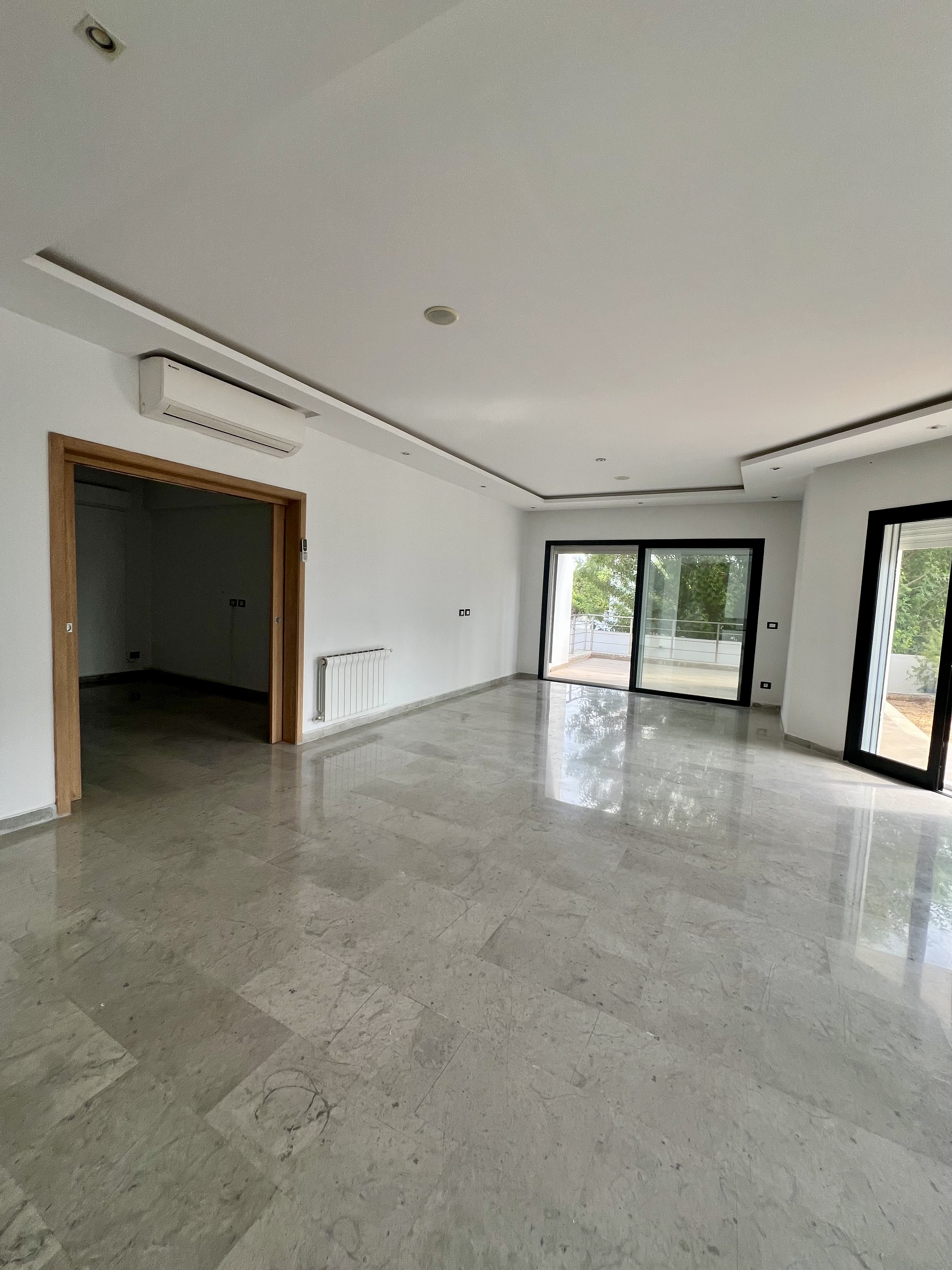 La Marsa&nbsp;Berge Du Lac&nbsp;Location&nbsp;Appart. 4 pi�ces&nbsp;Rdc de villa salon et 4 chambres et jardin