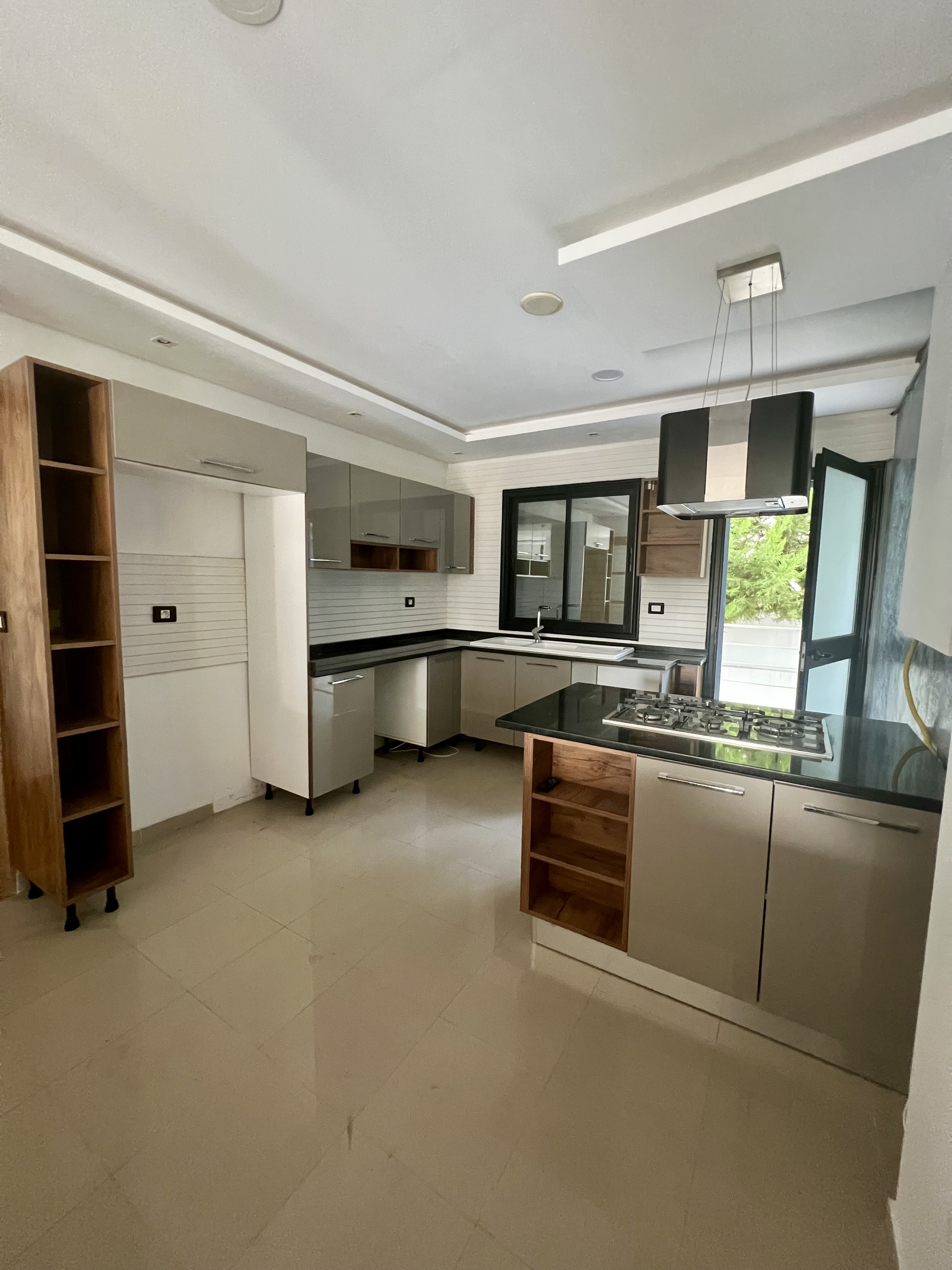 La Marsa&nbsp;Berge Du Lac&nbsp;Location&nbsp;Appart. 4 pi�ces&nbsp;Rdc de villa salon et 4 chambres et jardin