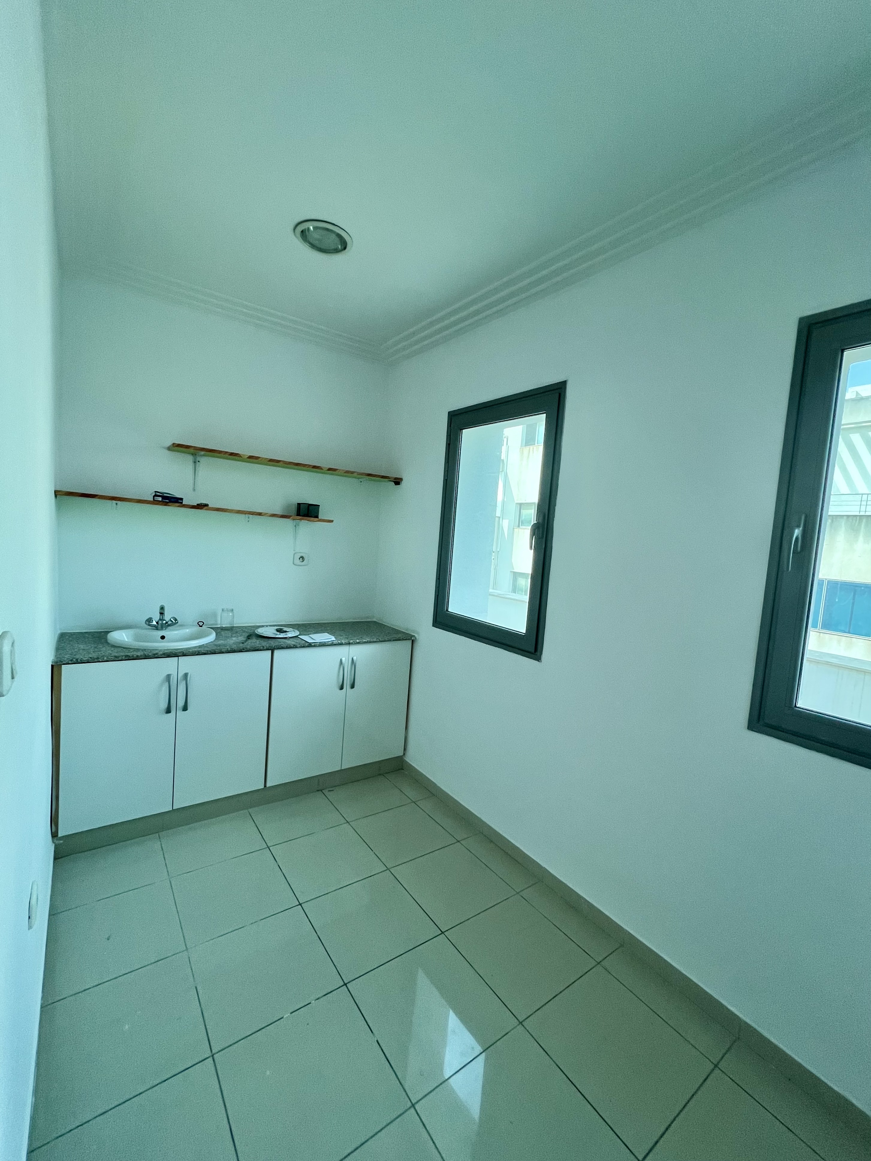 La Marsa&nbsp;Berge Du Lac&nbsp;Location&nbsp;Appart. 5 pi�ces+&nbsp;Bureau h et 5 pi�ces 3500 ttc