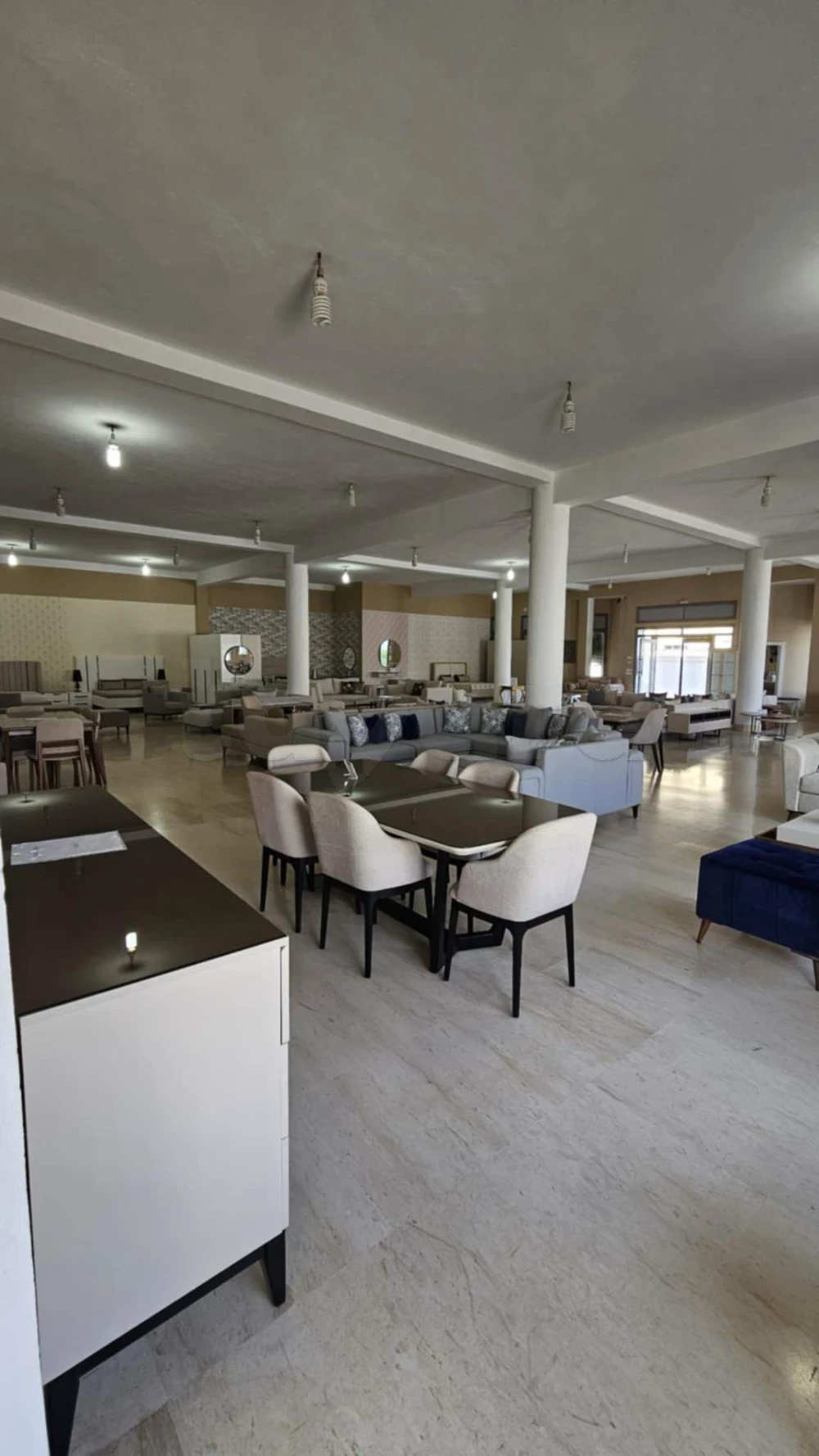 Mnihla&nbsp;Mnihla&nbsp;Location&nbsp;Surfaces&nbsp;Grand showroom mnihla