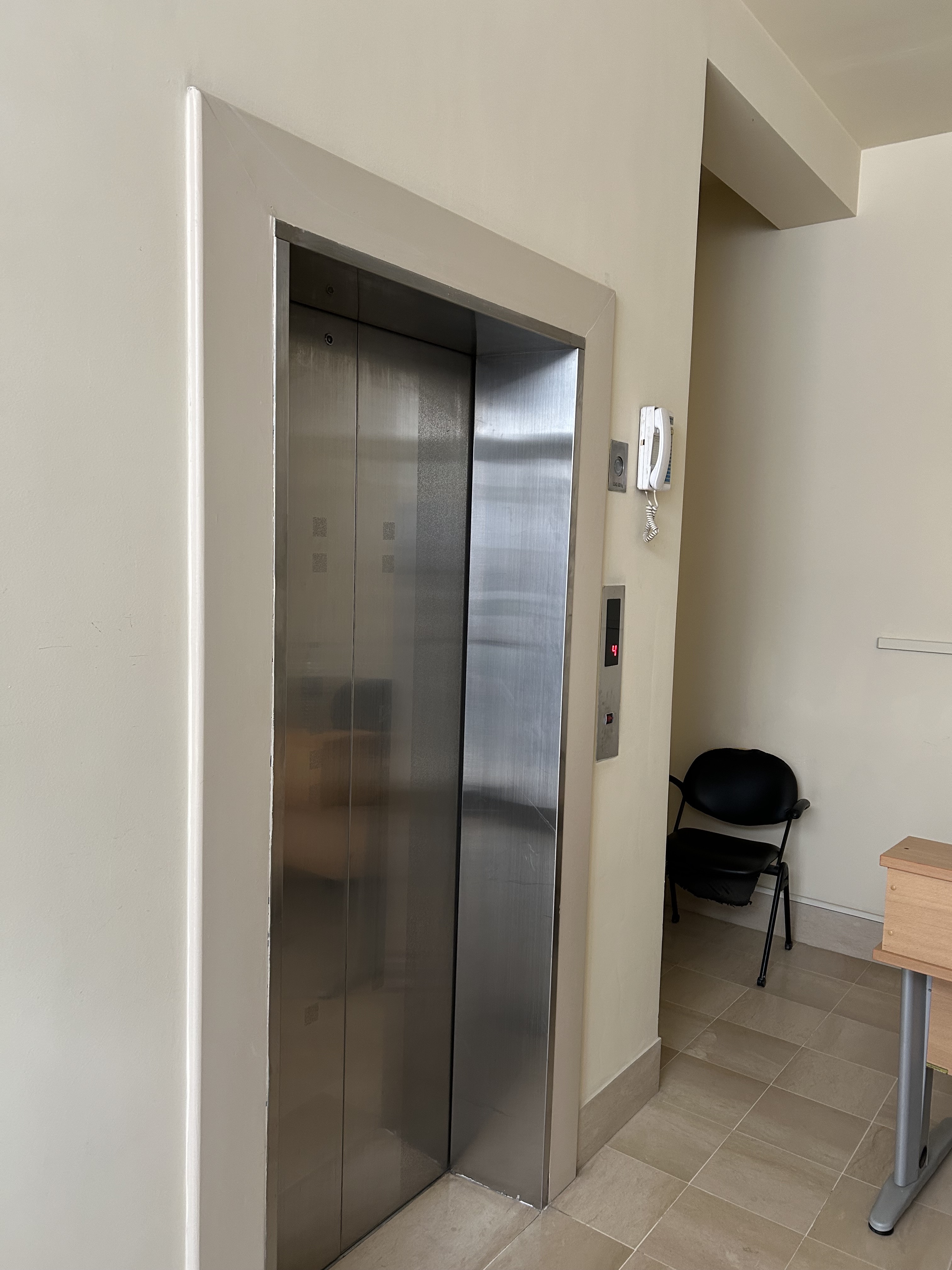 Bab Bhar&nbsp;Bab Bhar&nbsp;Location&nbsp;Surfaces&nbsp;Sh room bur 810 m2 tunis cv l250904