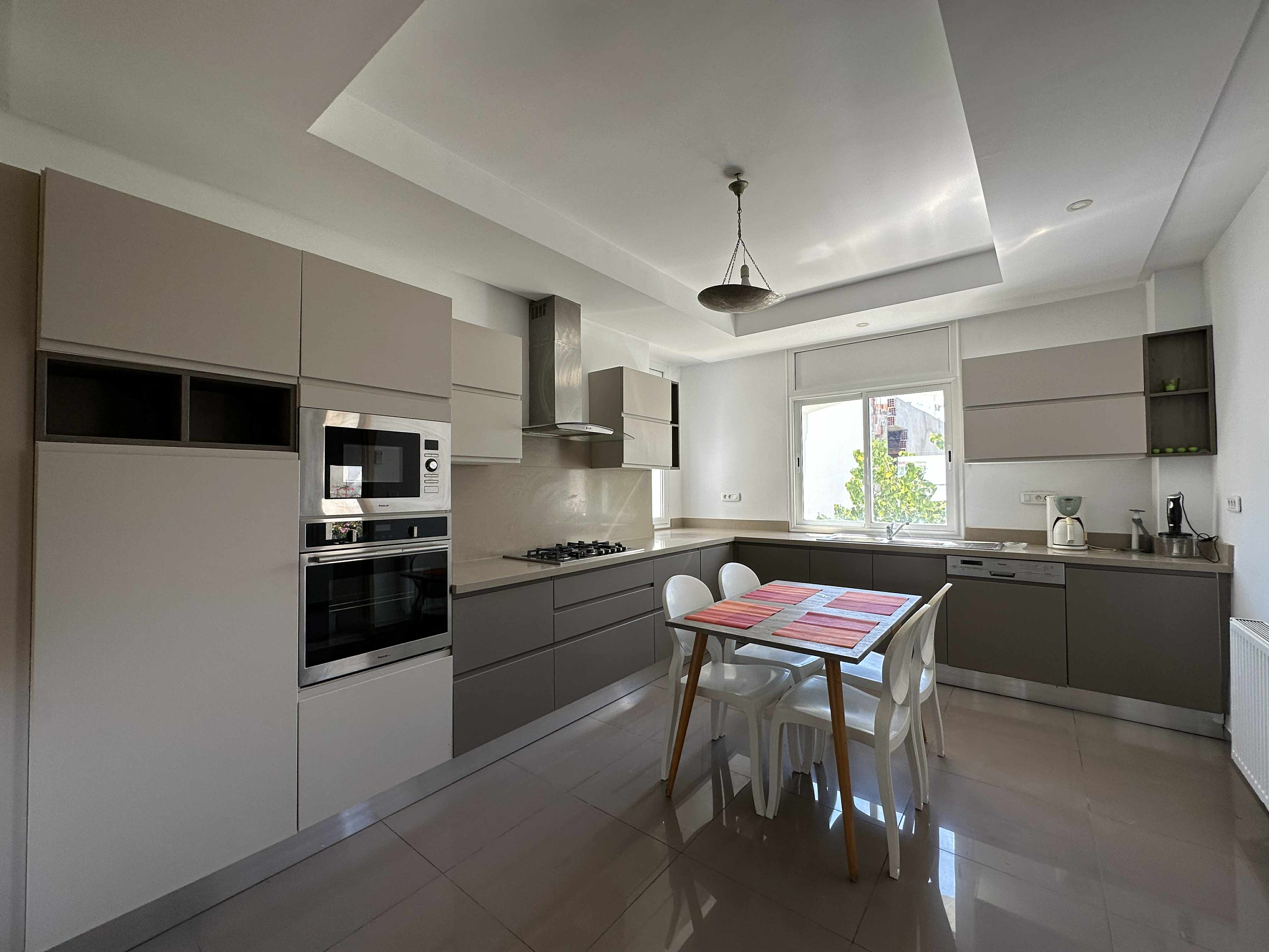 Ariana Ville Cite Ennasr 2 Location Appart. 4 pices Etage de villa s3 neuf meubl  ennasr 2