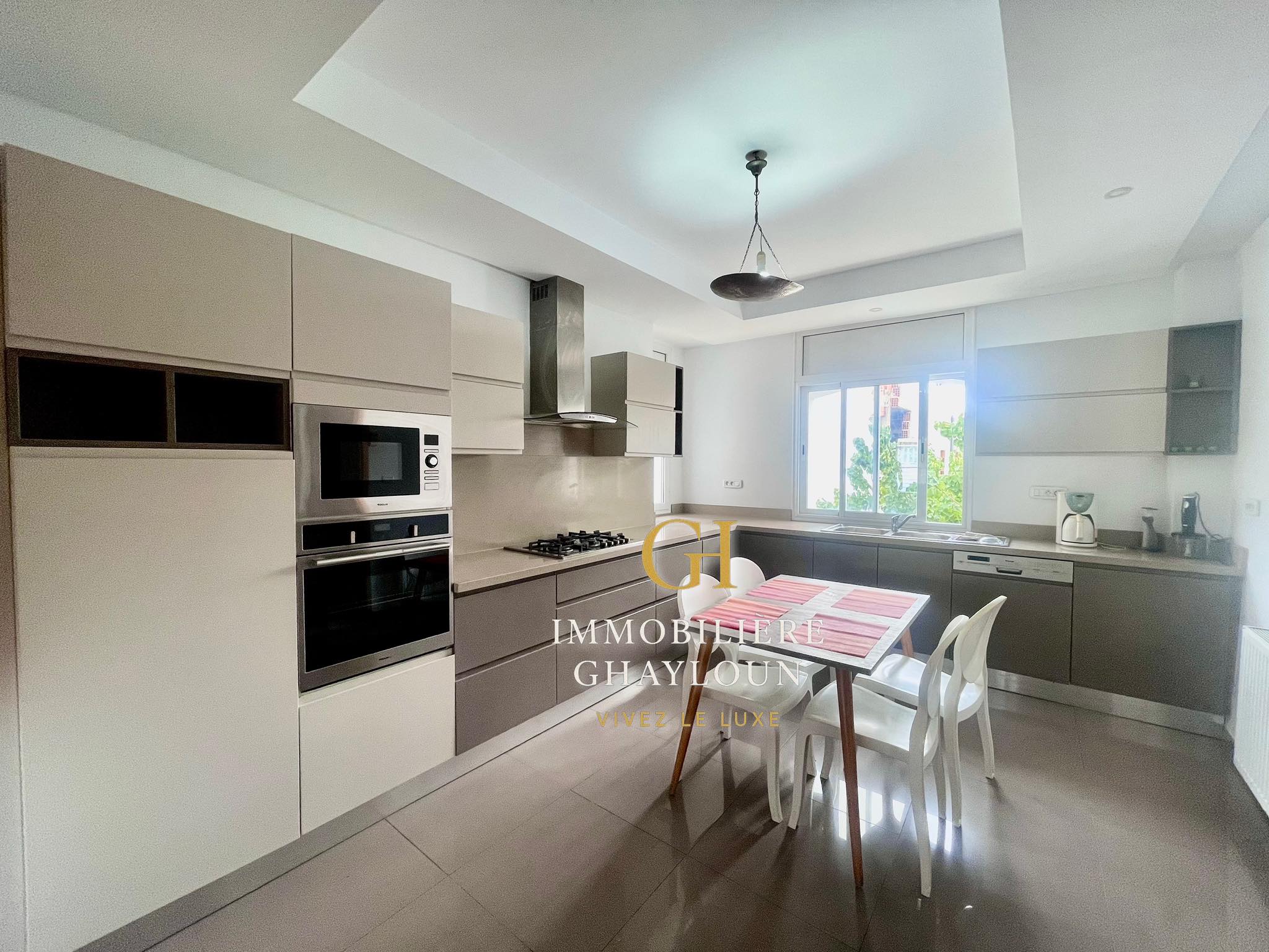 Ariana Ville&nbsp;Cite Ennasr 2&nbsp;Location&nbsp;Appart. 4 pi�ces&nbsp;S3 meubl� luxe et calme  � ennaser 2