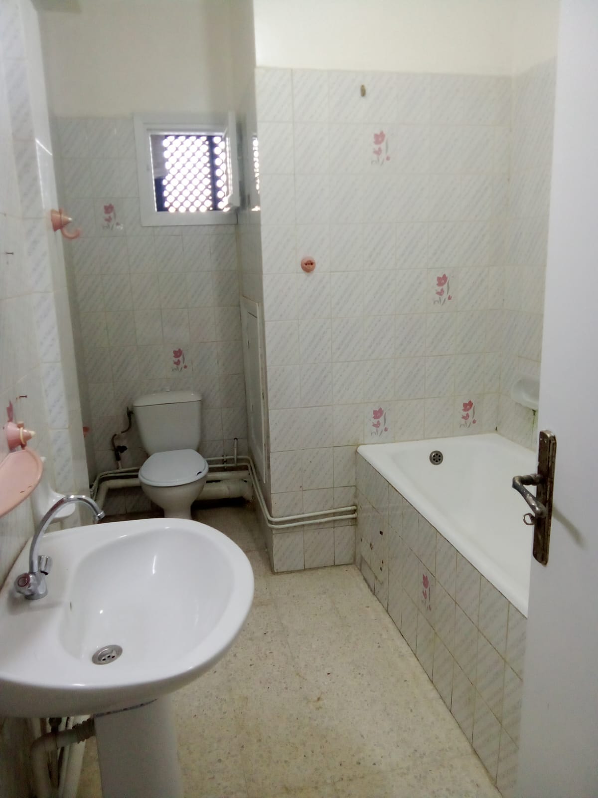 Bab Souika Bab El Khadra Location Appart. 3 pices Excellent s plus 2 a beb el khadra