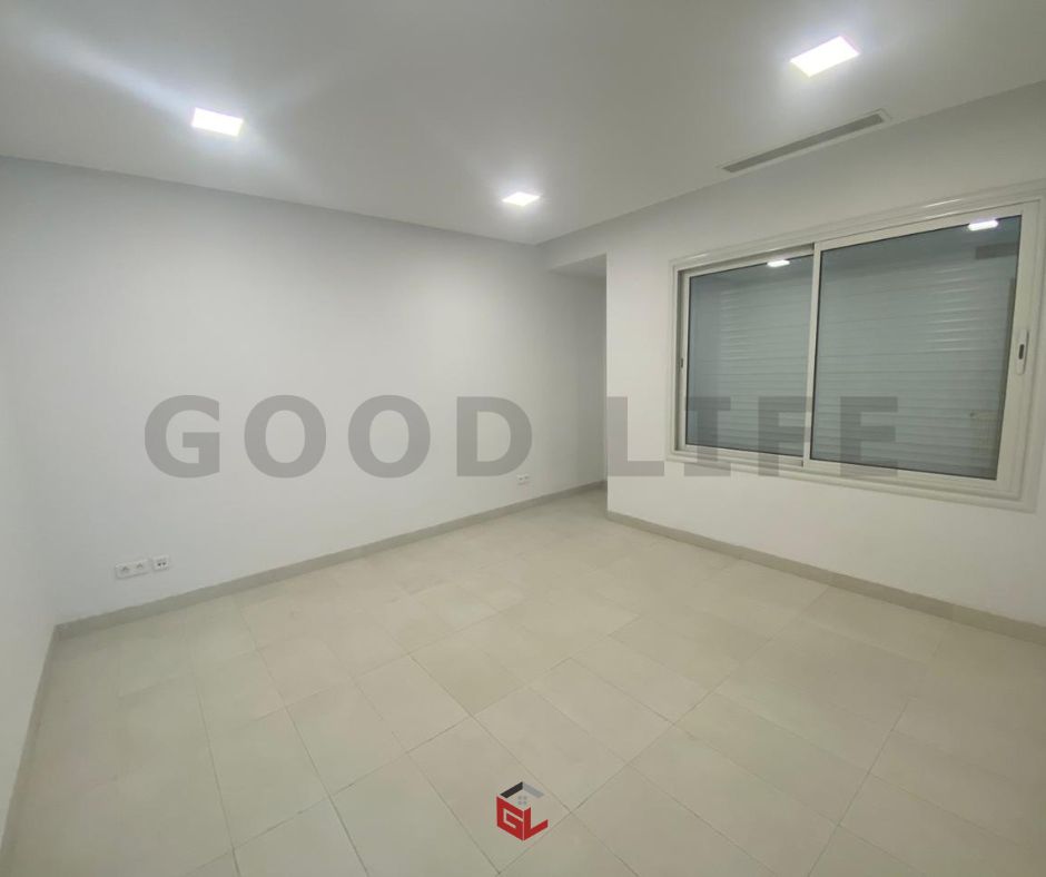 Ain Zaghouan Jardins de Carthage Bureaux & Commerces Bureau Spacieux open space avec un bureau aux jdc