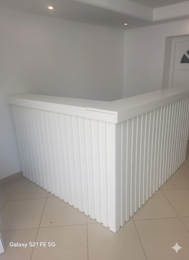 La Marsa Marsa Ennassim Meubles de bureau Materiels Accessoires de bureau Comptoir d'accueil en bois