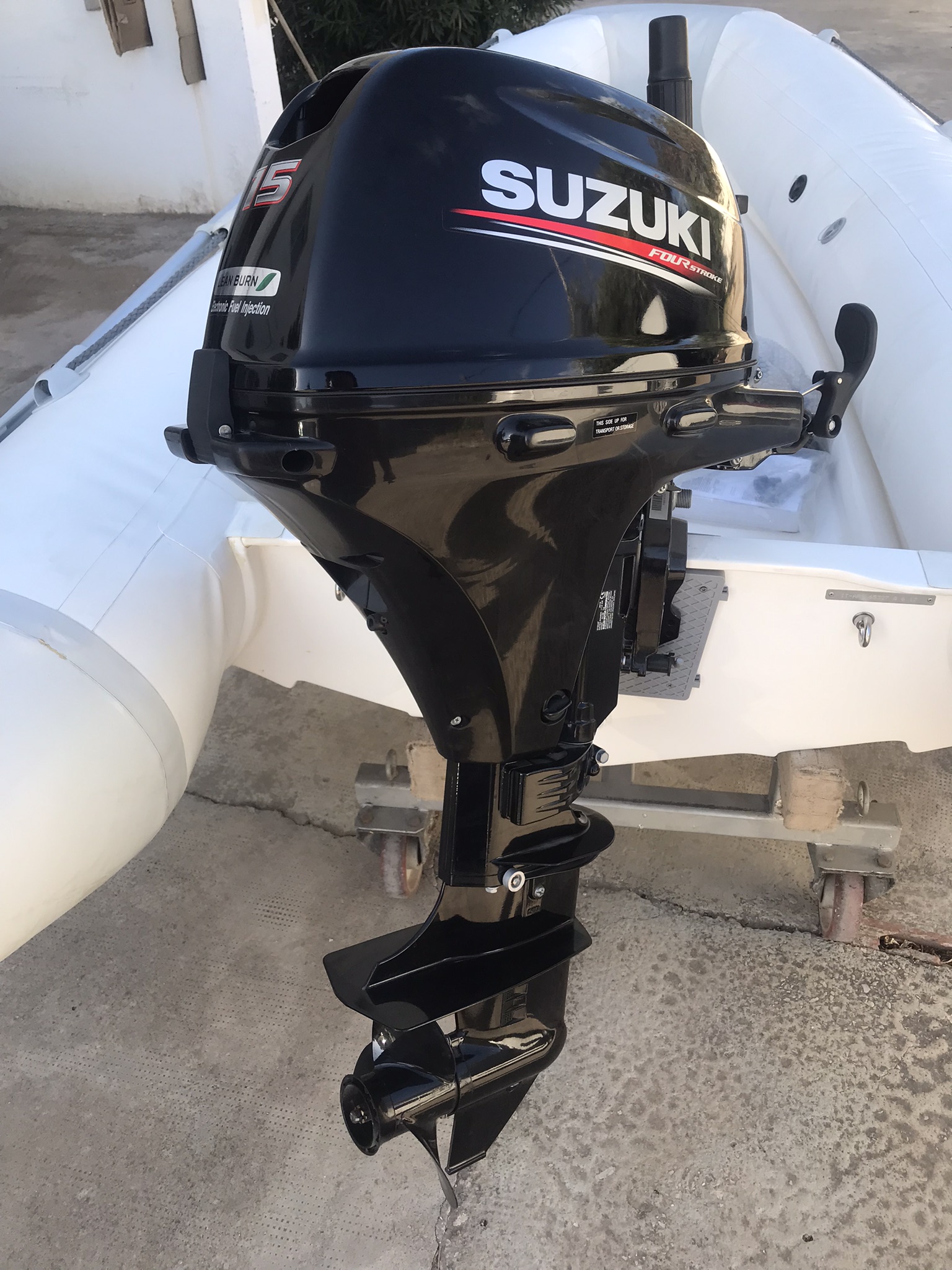 Bateaux  moteurs Semi-rigide