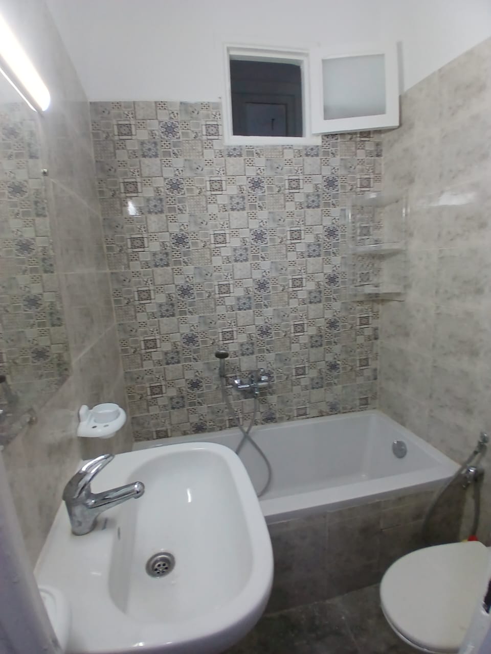 Bab Bhar Habib Thameur Location Appart. 5 pices+ S plus 4 au centre ville de tunis wb4346