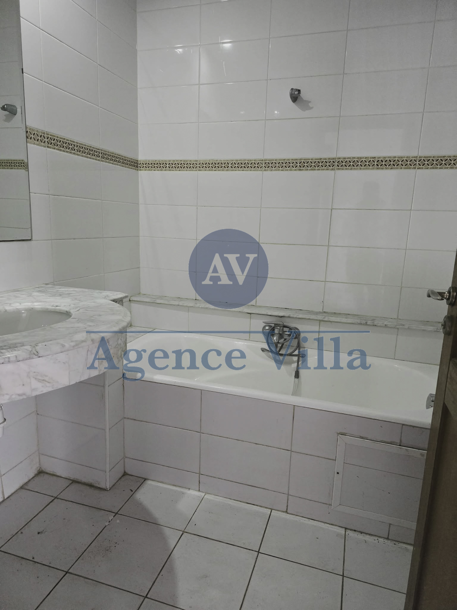 La Marsa Sidi Daoud Location Appart. 5 pices+ Appartement s4  la marsa