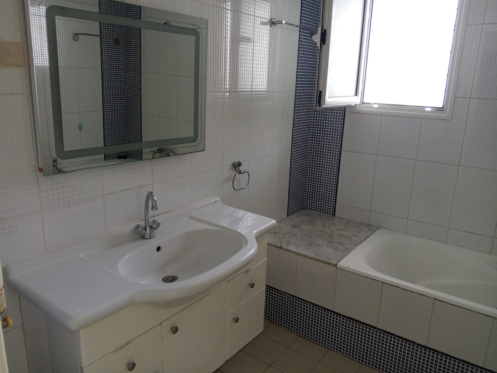 La Marsa El Aouina Location Appart. 4 pices Appartement s3  el wahat aouina