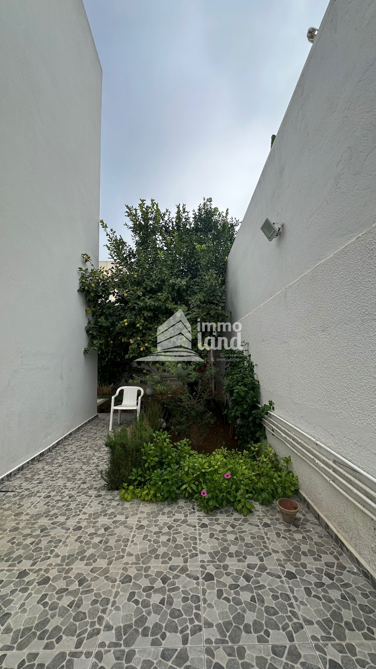 La Marsa Sidi Daoud Location Appart. 3 pices Rez de jardin s3 meubl  la marsa