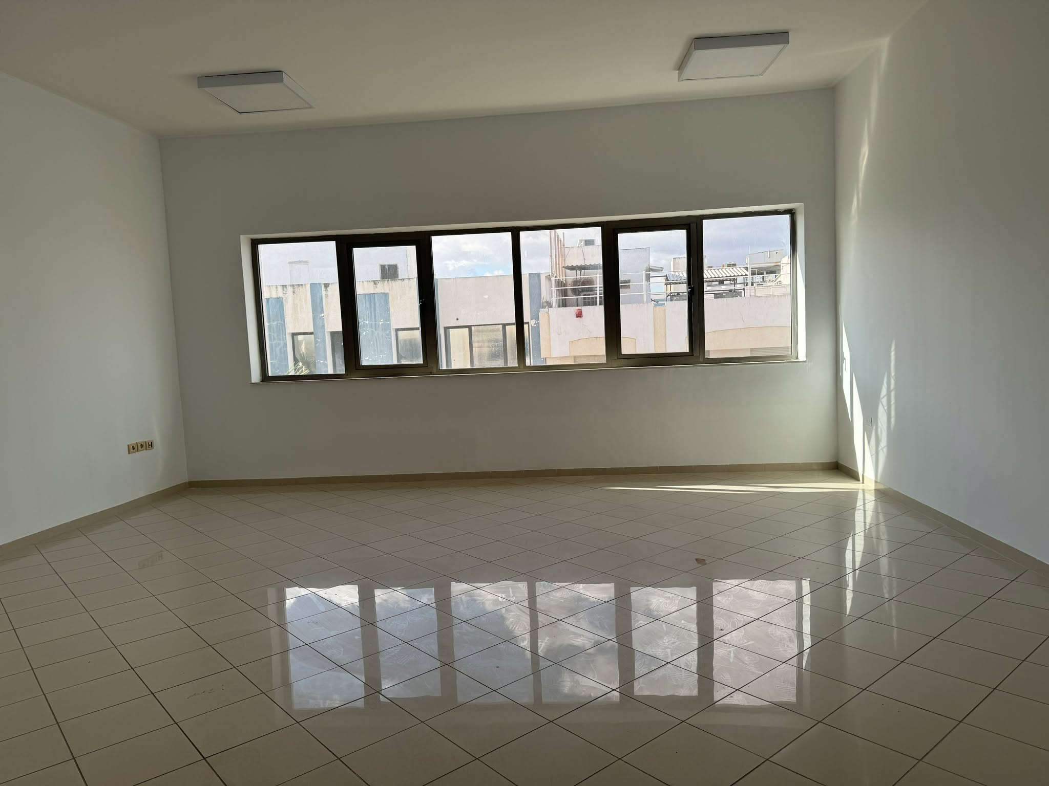 Bab Bhar&nbsp;Montplaisir&nbsp;Bureaux & Commerces&nbsp;Bureau&nbsp;Joli bureau hall plus 4 � montplaisir