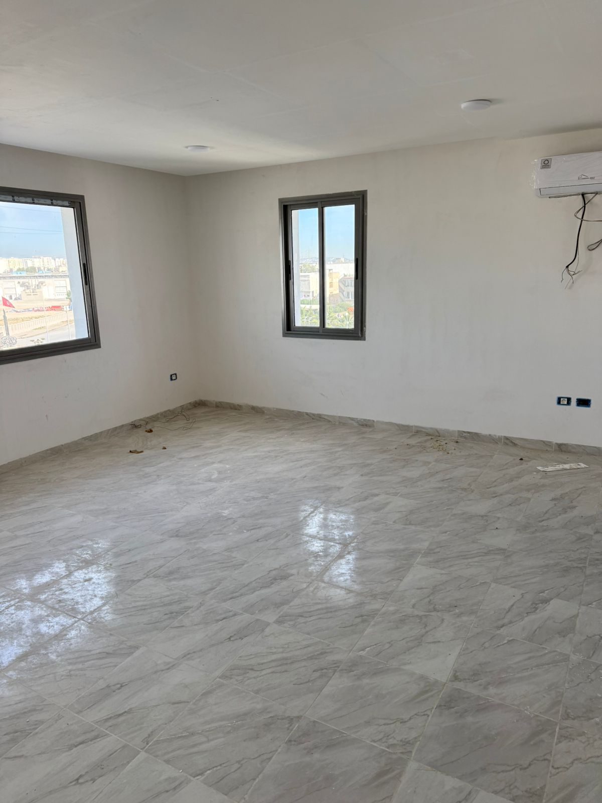 El Kram Le Kram Bureaux & Commerces Bureau Super bureau hall plus 5 pices au lac 3 kram