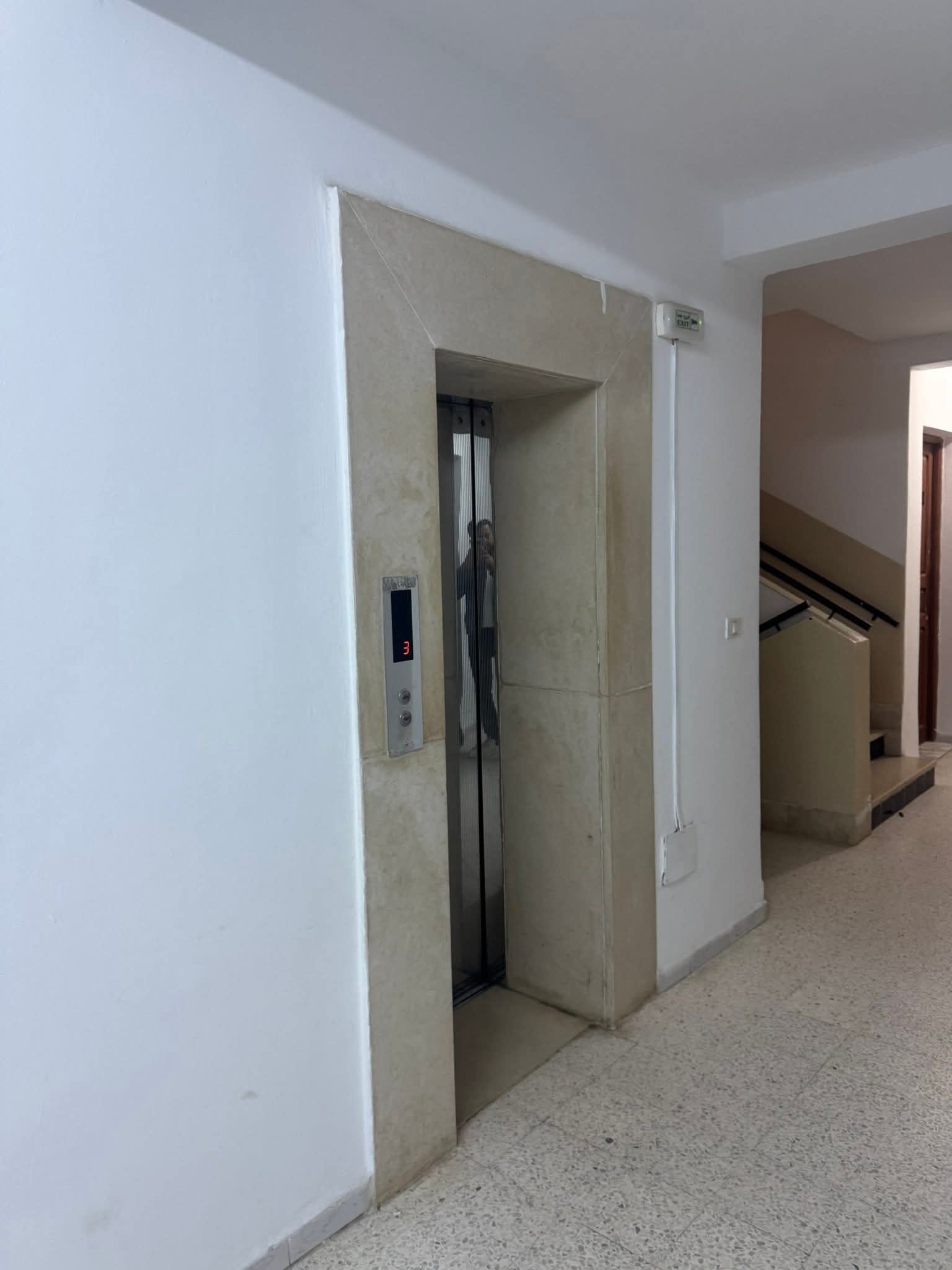 El Mourouj El Mourouj Location Appart. 2 pices Bureau mourouj4 center commercial