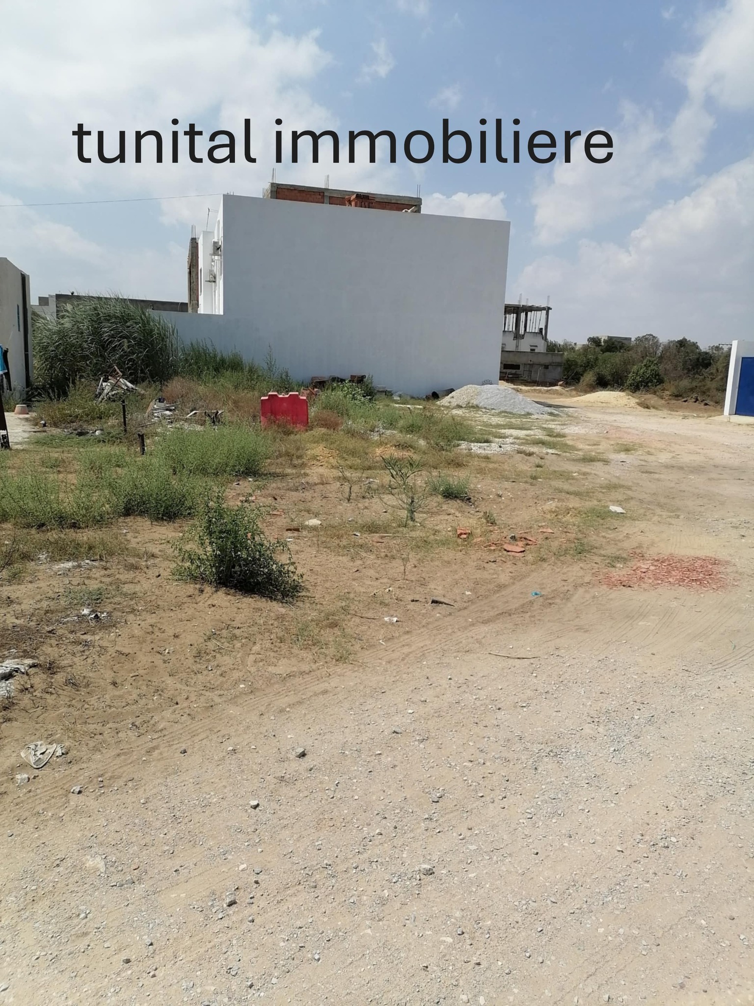 La Marsa Gammart Terrain Terrain nu Terrain bon emplacement fait l'angle