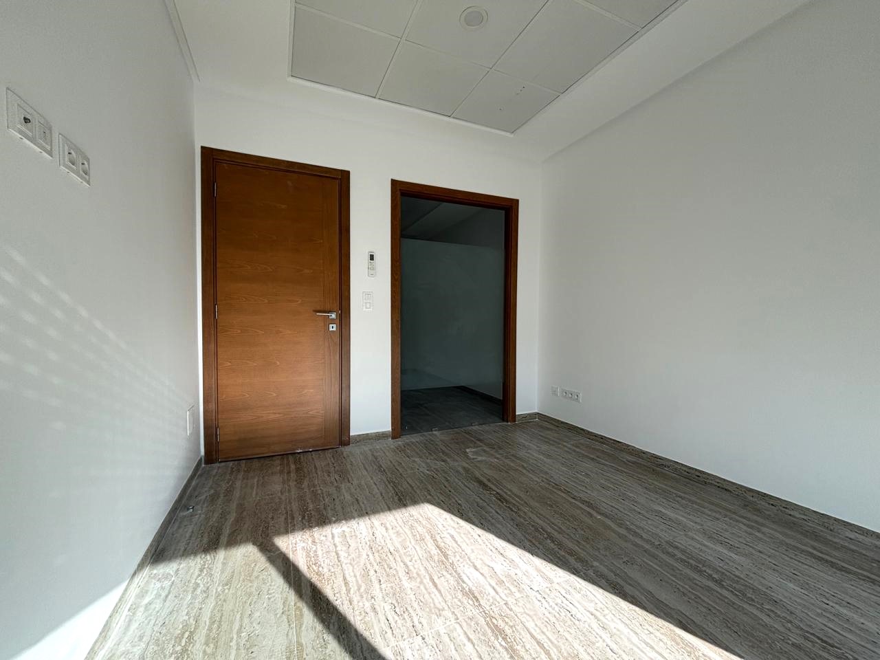 La Soukra La Soukra Bureaux & Commerces Surfaces Un bureau h1  la soukra