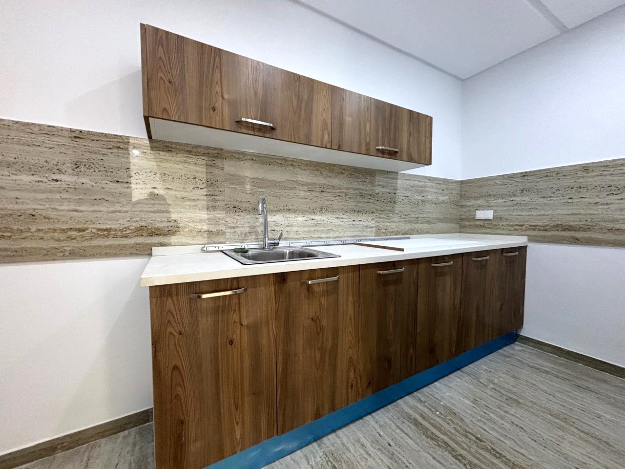 La Soukra La Soukra Bureaux & Commerces Surfaces Un bureau h1  la soukra