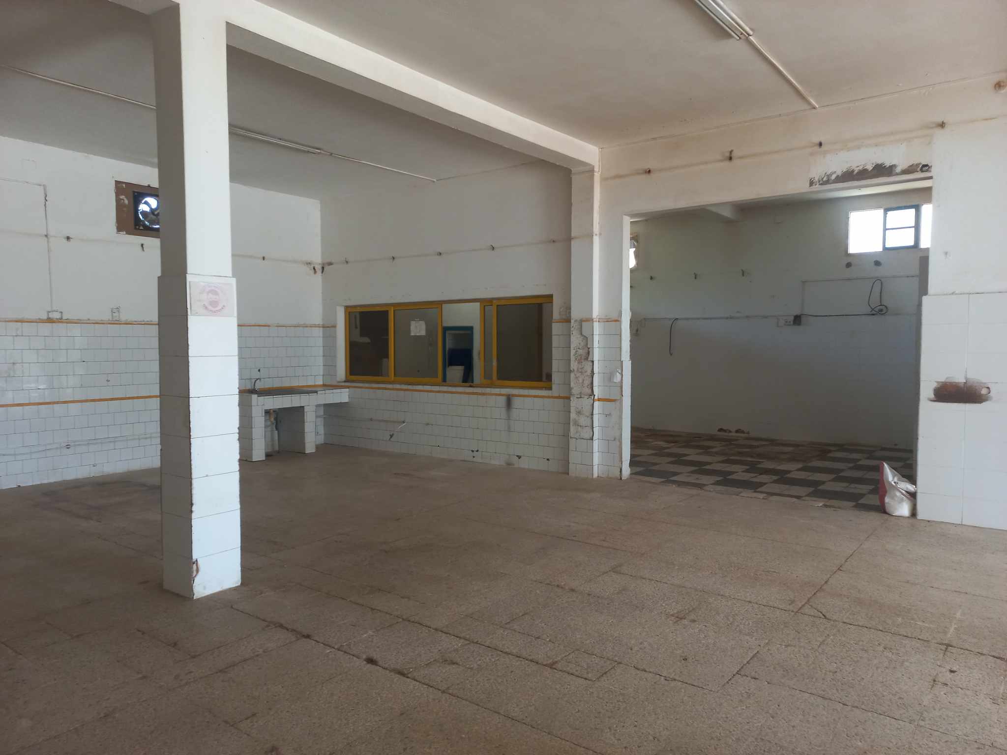 La Soukra Chotrana 2 Bureaux & Commerces Atelier,Garage Dpt ou usine de 300m  chotrana 2