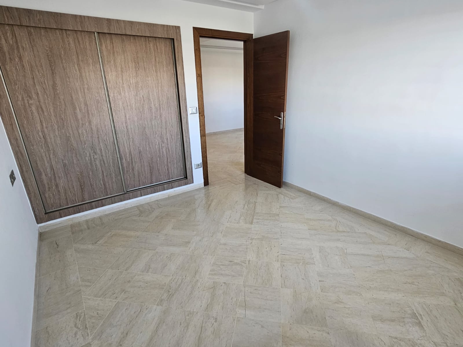 La Marsa&nbsp;El Aouina&nbsp;Location&nbsp;Appart. 2 pi�ces&nbsp;S plus un vue d�gag�e jardins l'aouina