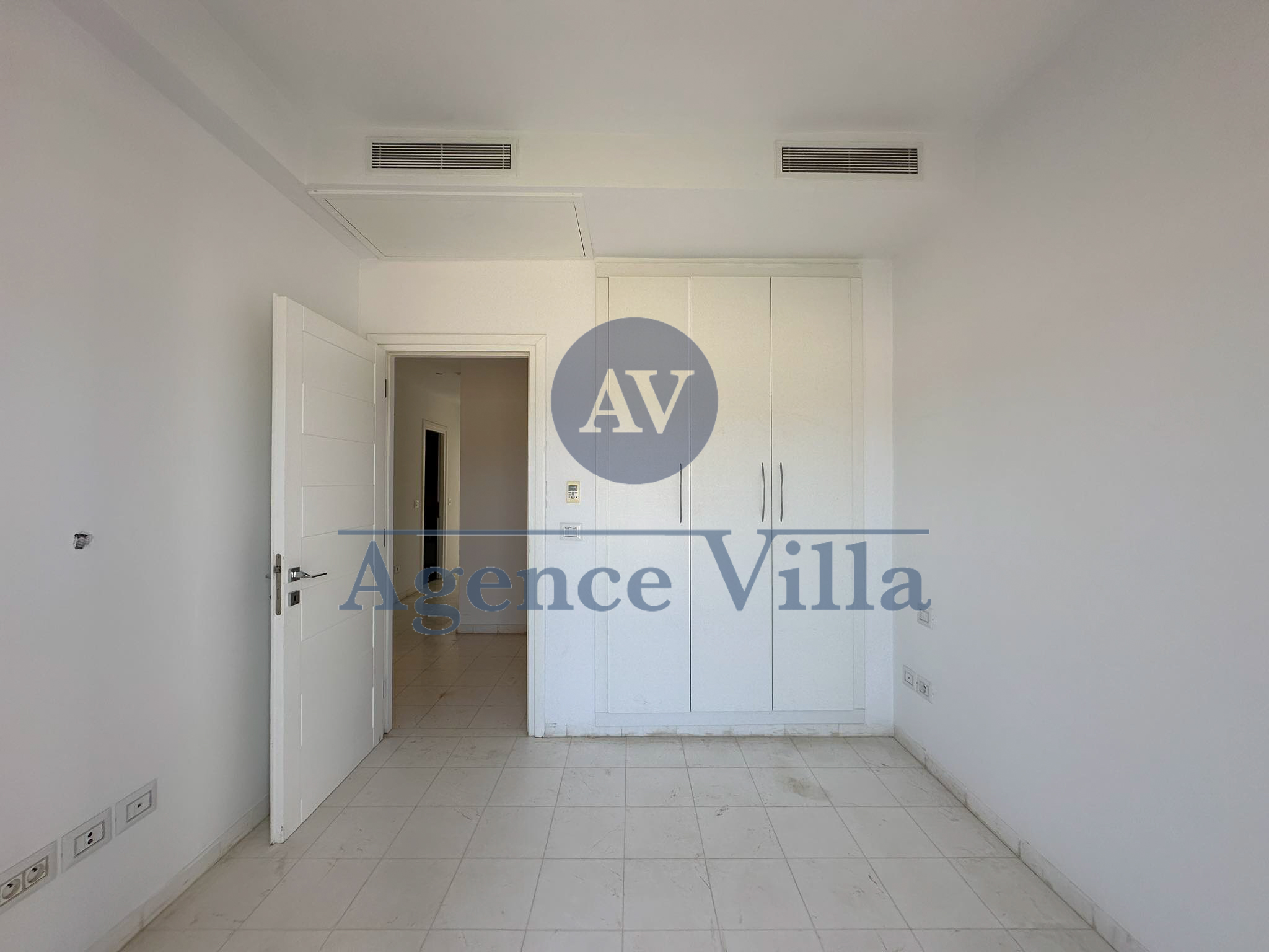 La Marsa&nbsp;Gammart&nbsp;Location&nbsp;Duplex&nbsp;Un triplex s5 � gammarth avec piscine