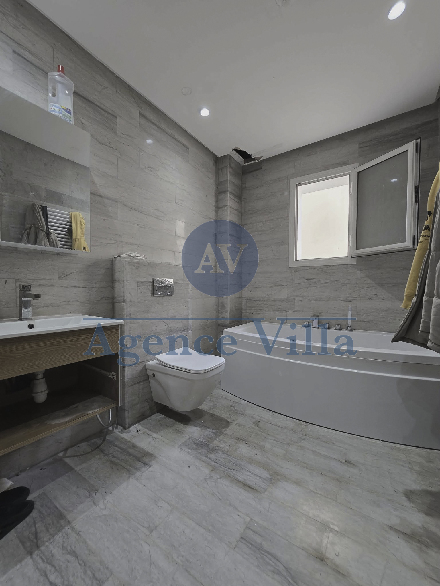 La Soukra&nbsp;Chotrana 1&nbsp;Location&nbsp;Duplex&nbsp;Un triplex s5 � la soukra