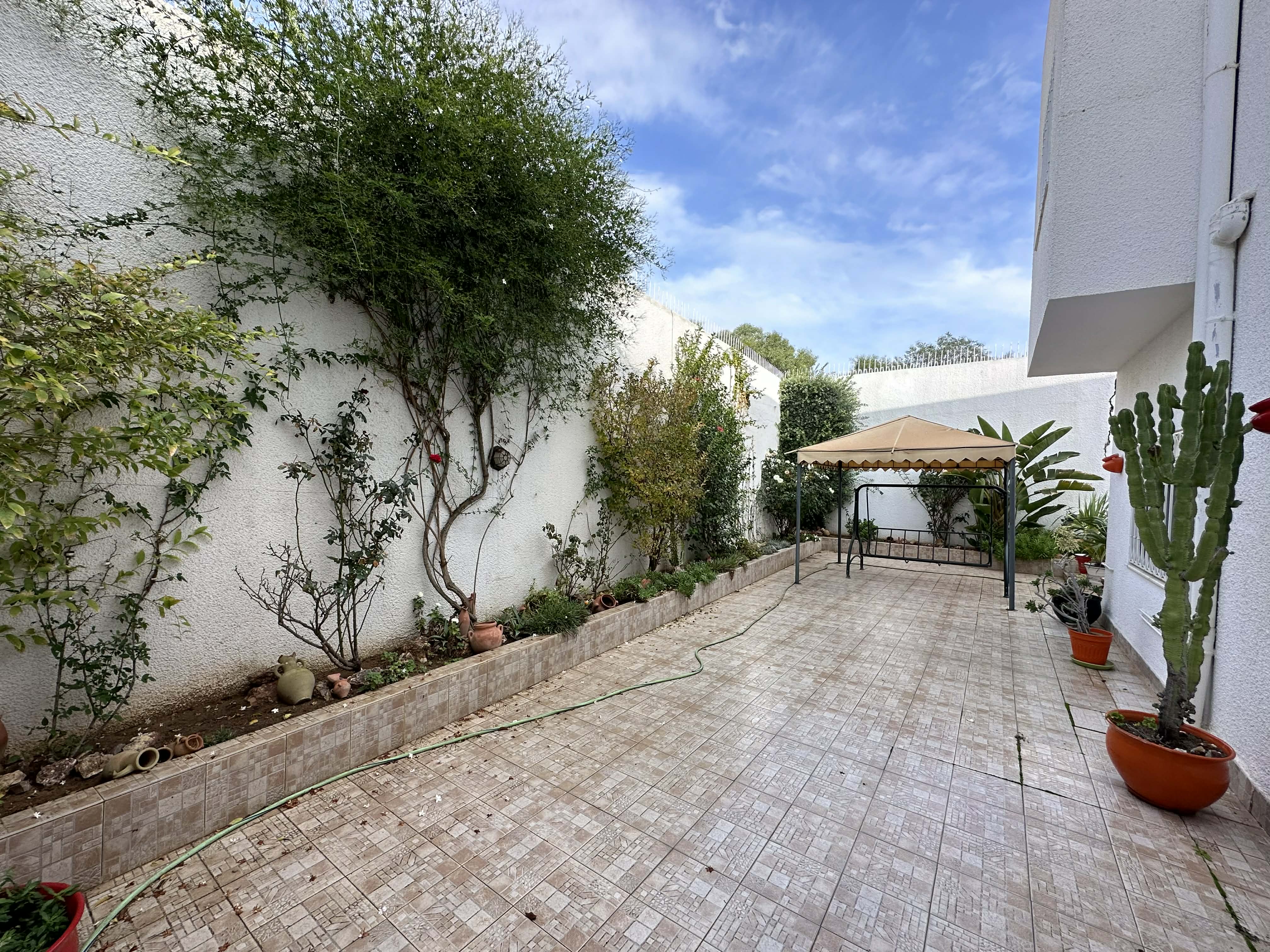 Ariana Ville&nbsp;Cite Ennasr 2&nbsp;Location&nbsp;Maisons&nbsp;Villa jumel�e s4 avec terrasse � ennasr 2