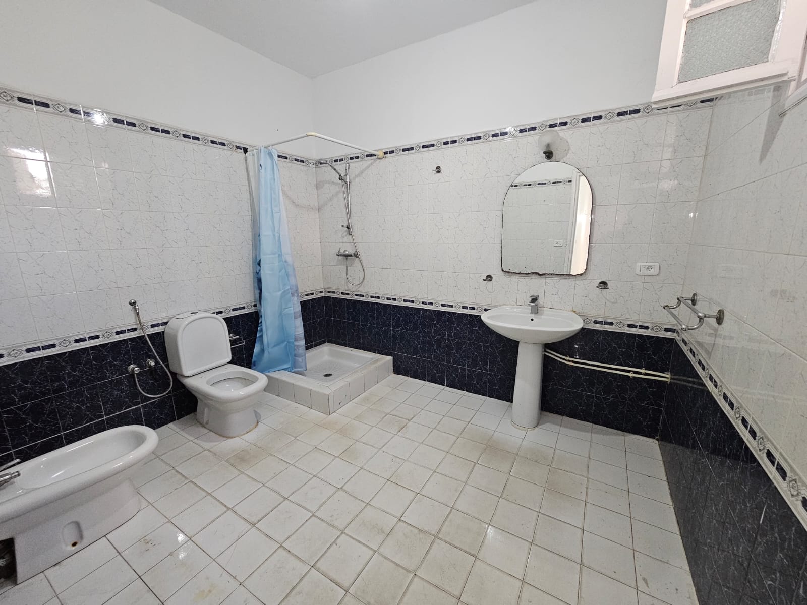 Ezzouhour (Tunis)&nbsp;Ezzouhour 4&nbsp;Vente&nbsp;Maisons&nbsp;Etage de villa s3 plus studio 250 md a ezzouhour