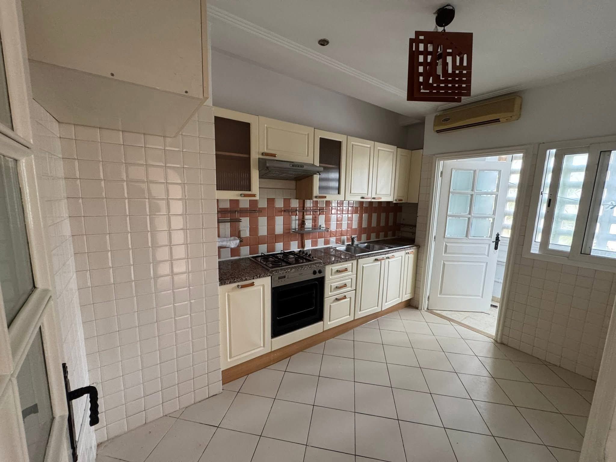 La Soukra La Soukra Location Appart. 4 pices S3 1250 d la soukra