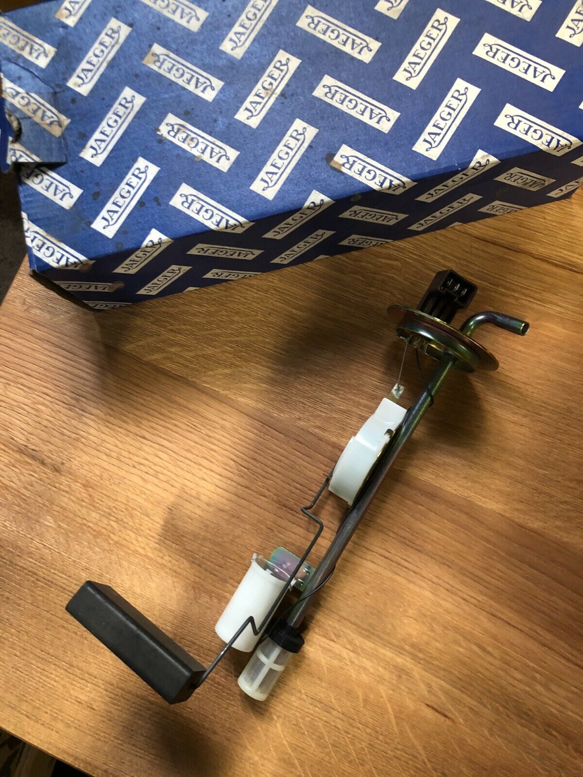 Djerba - Midoun&nbsp;El May&nbsp;Pi�ces D�tach�es&nbsp;Optiques et Phares&nbsp;Clientant de voiture peugeot 305 nouveau mod�le