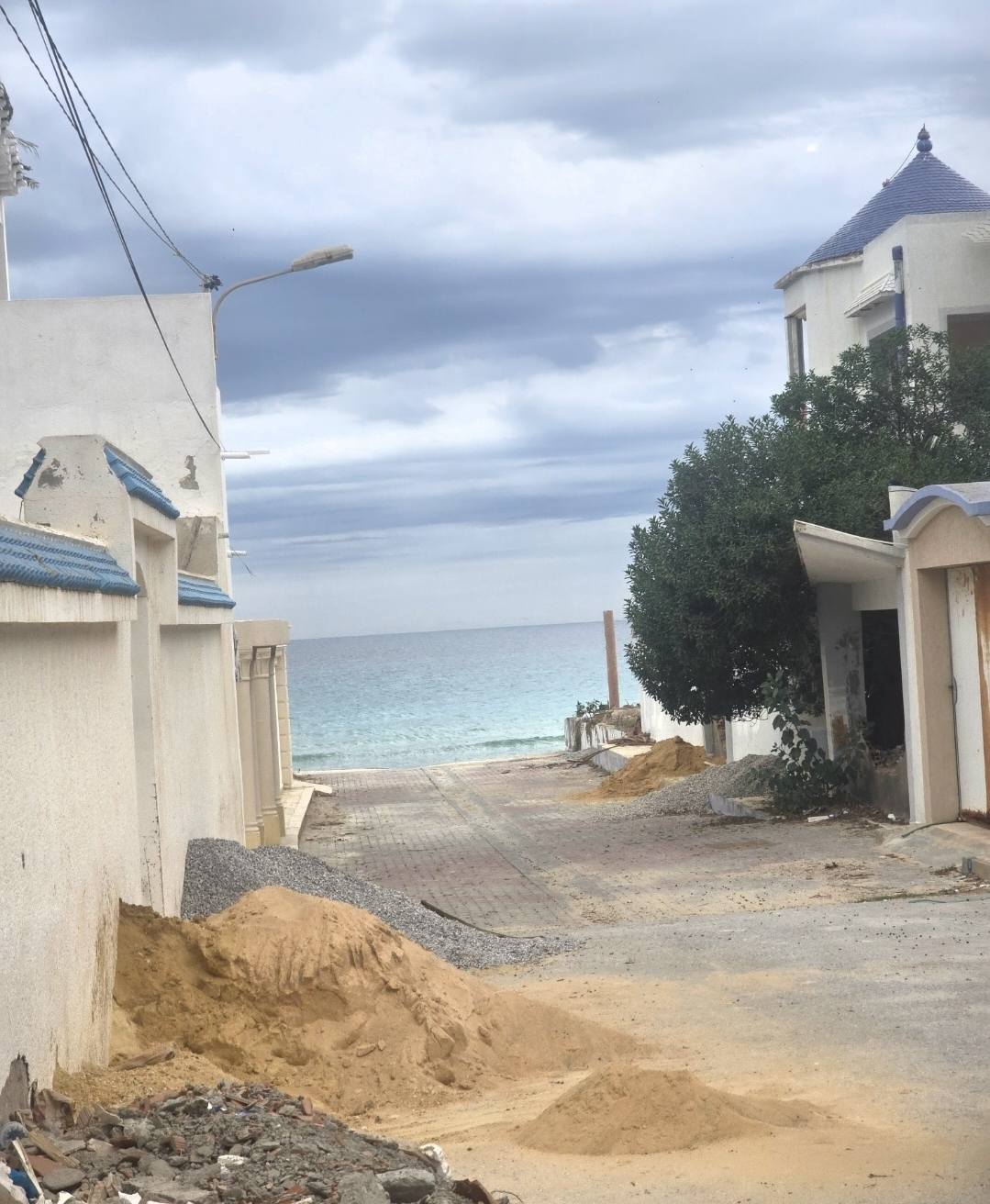 Akouda Chatt Meriem Terrain Terrain nu Terrain cltur  dans un quartier rsidentiel