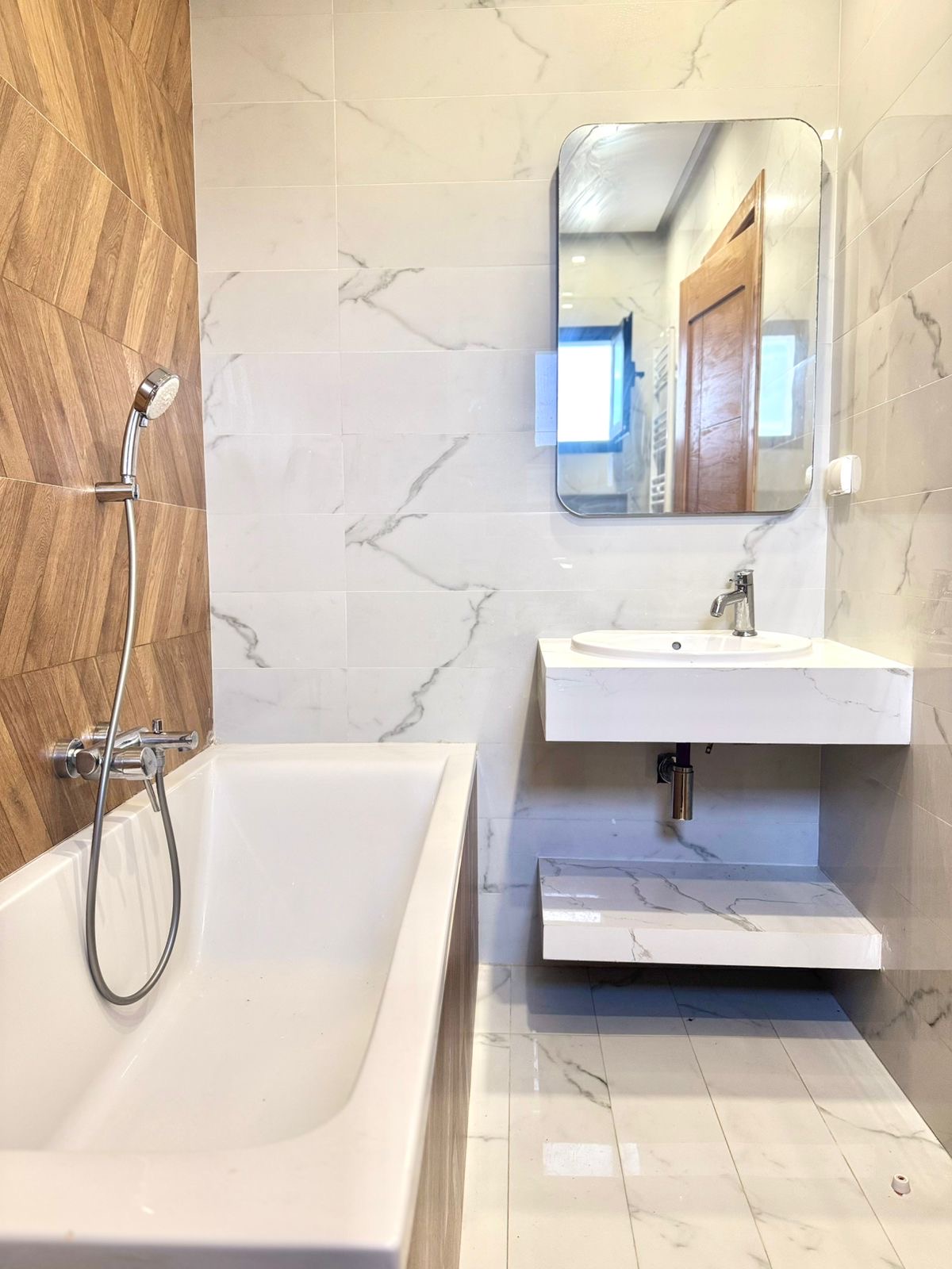 La Soukra&nbsp;Chotrana 3&nbsp;Location&nbsp;Appart. 4 pi�ces&nbsp;Une villa s4 avec jardin et piscine