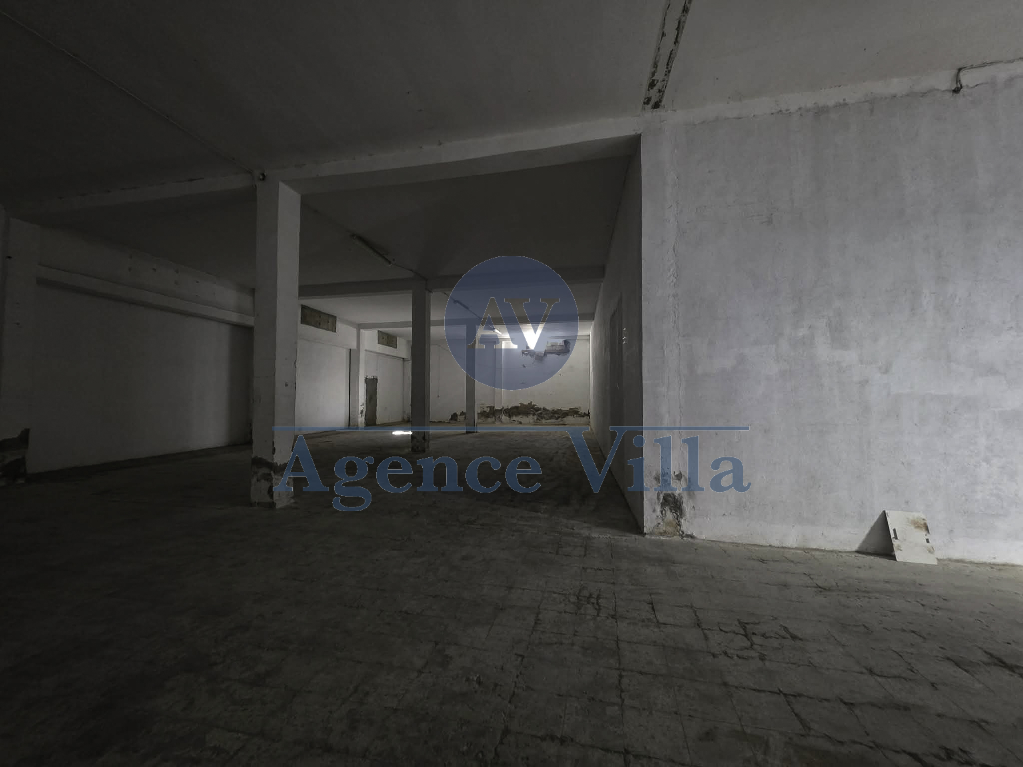 El Kram&nbsp;Le Kram&nbsp;Bureaux & Commerces&nbsp;Bureau&nbsp;Un d�p�t de 500m au lac3