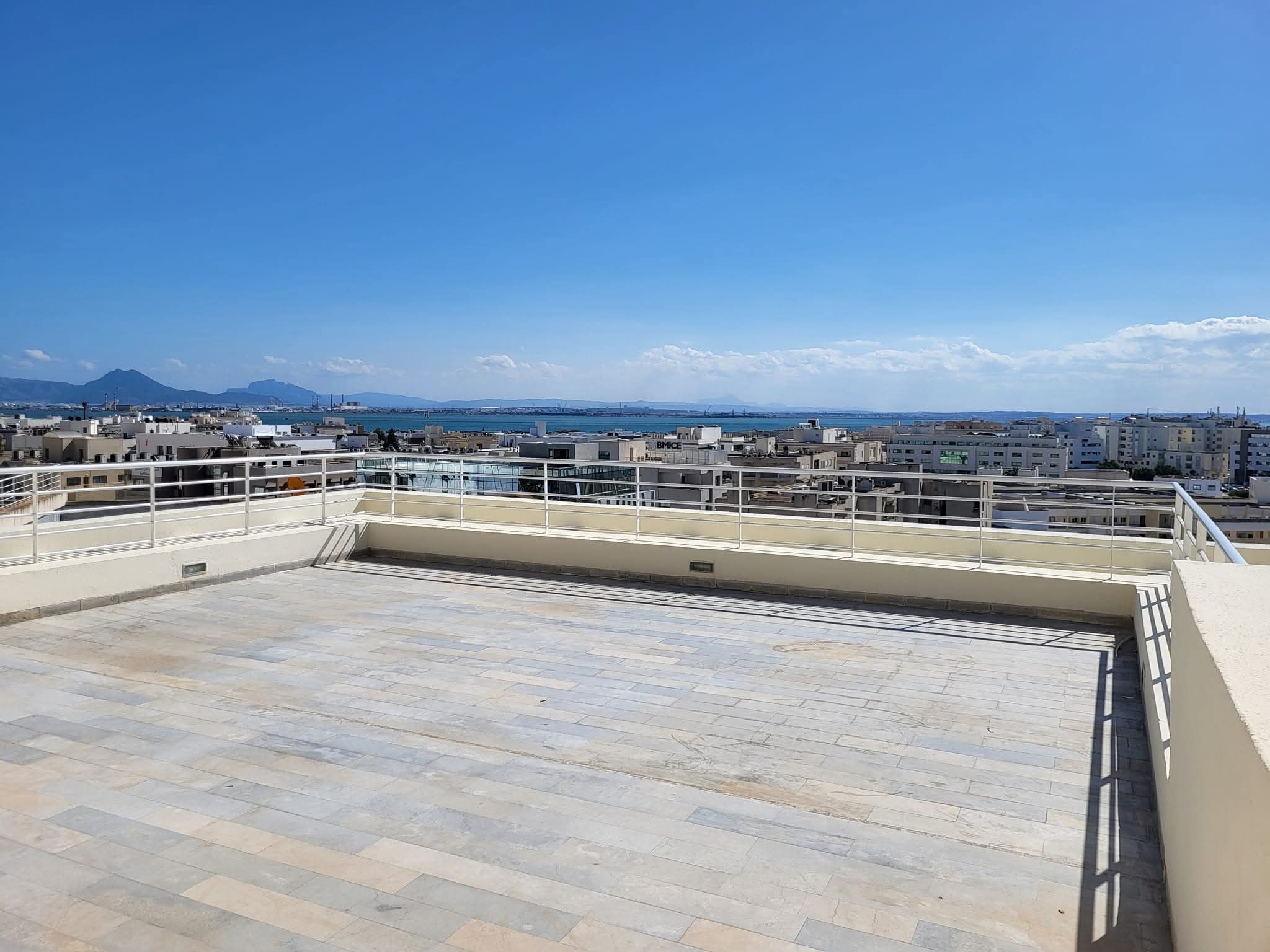 La Marsa&nbsp;Berge Du Lac&nbsp;Location&nbsp;Appart. 4 pi�ces&nbsp;Appartement s3 avec terrasse et vue sur lac