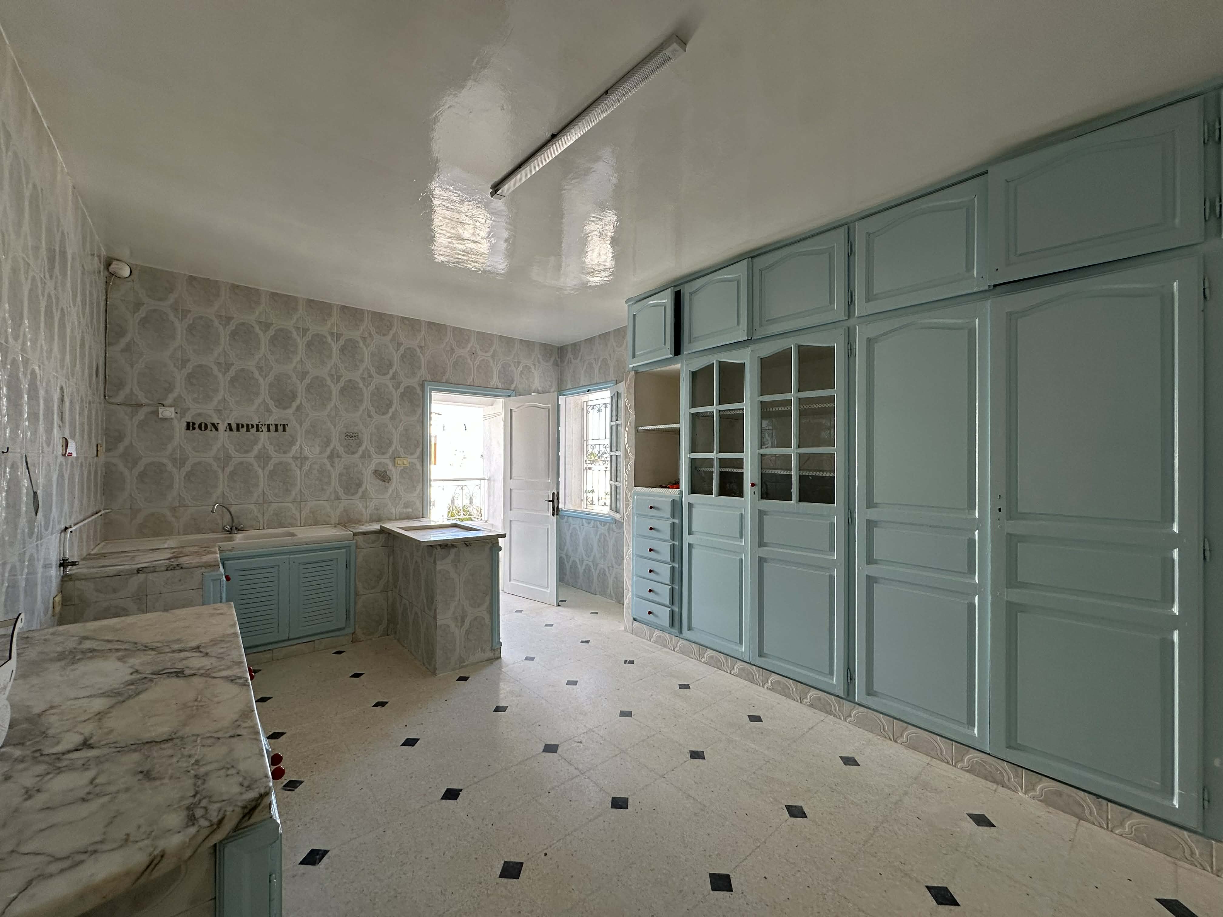 Ariana Ville&nbsp;Cite Ennasr 2&nbsp;Location&nbsp;Appart. 4 pi�ces&nbsp;Etage de villa s3 spacieux � ennasr 2