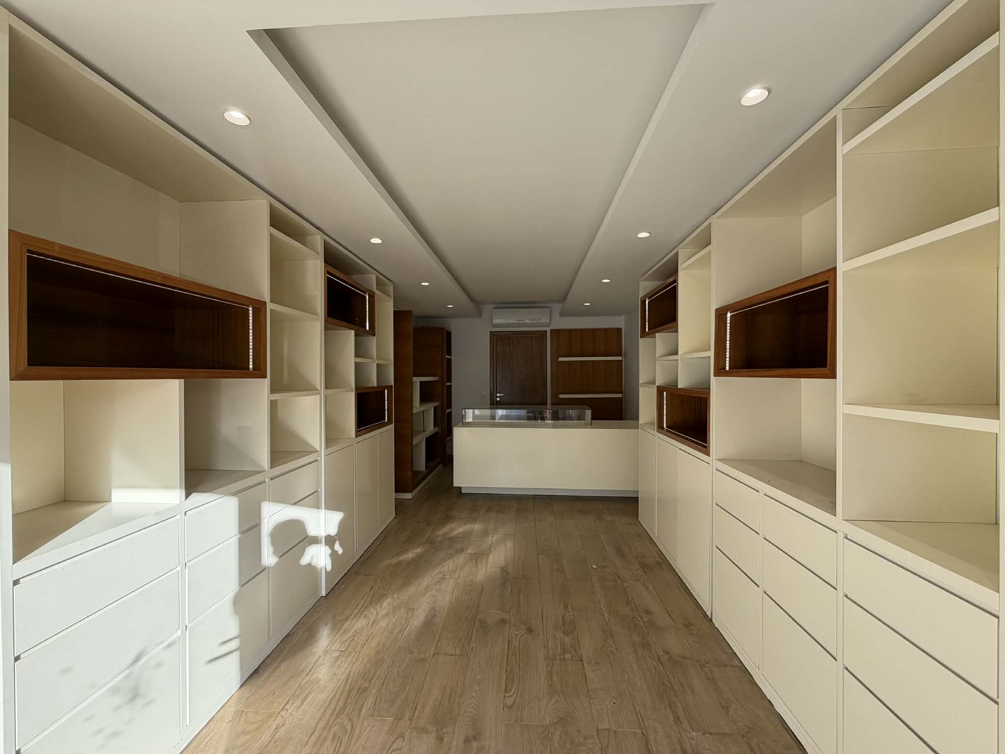 Ariana Ville&nbsp;Cite Ennasr 2&nbsp;Bureaux & Commerces&nbsp;Surfaces&nbsp;Local commercial am�nag� de 40m � ennasr 2