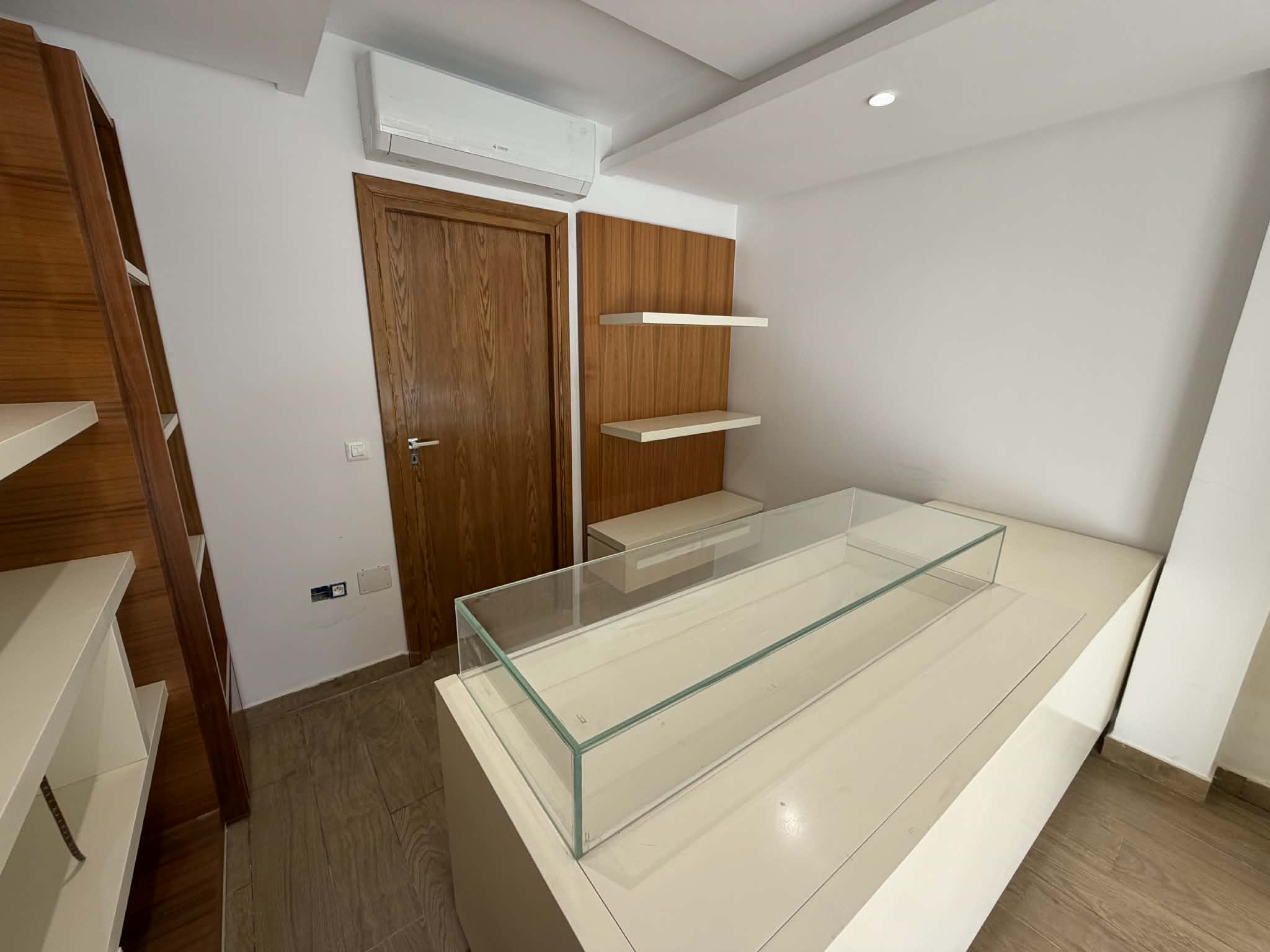 Ariana Ville&nbsp;Cite Ennasr 2&nbsp;Bureaux & Commerces&nbsp;Surfaces&nbsp;Local commercial am�nag� de 40m � ennasr 2