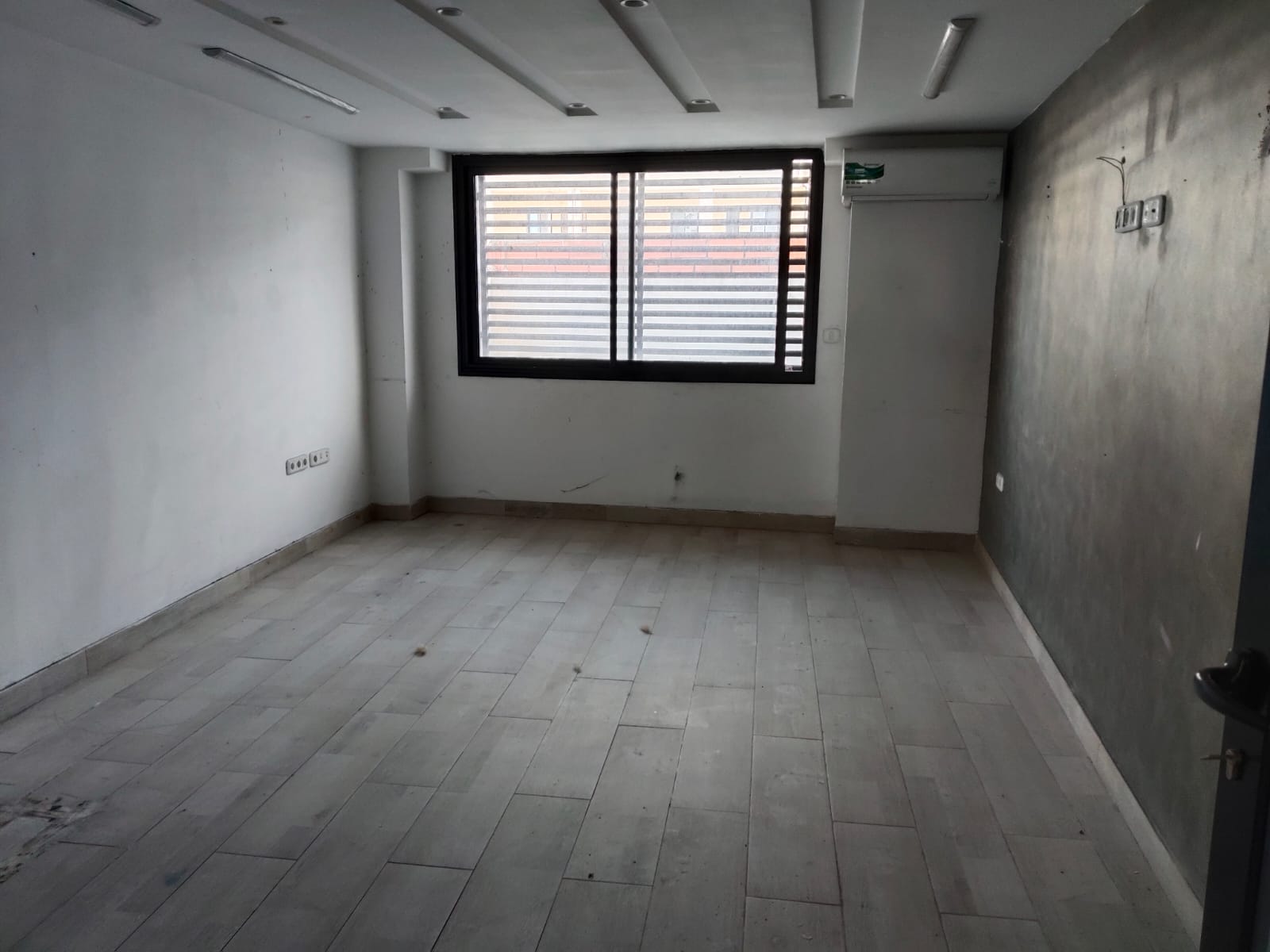 Cite El Khadra&nbsp;Kheireddine Pacha&nbsp;Bureaux & Commerces&nbsp;Surfaces&nbsp;Montplaisir loc esp commercial