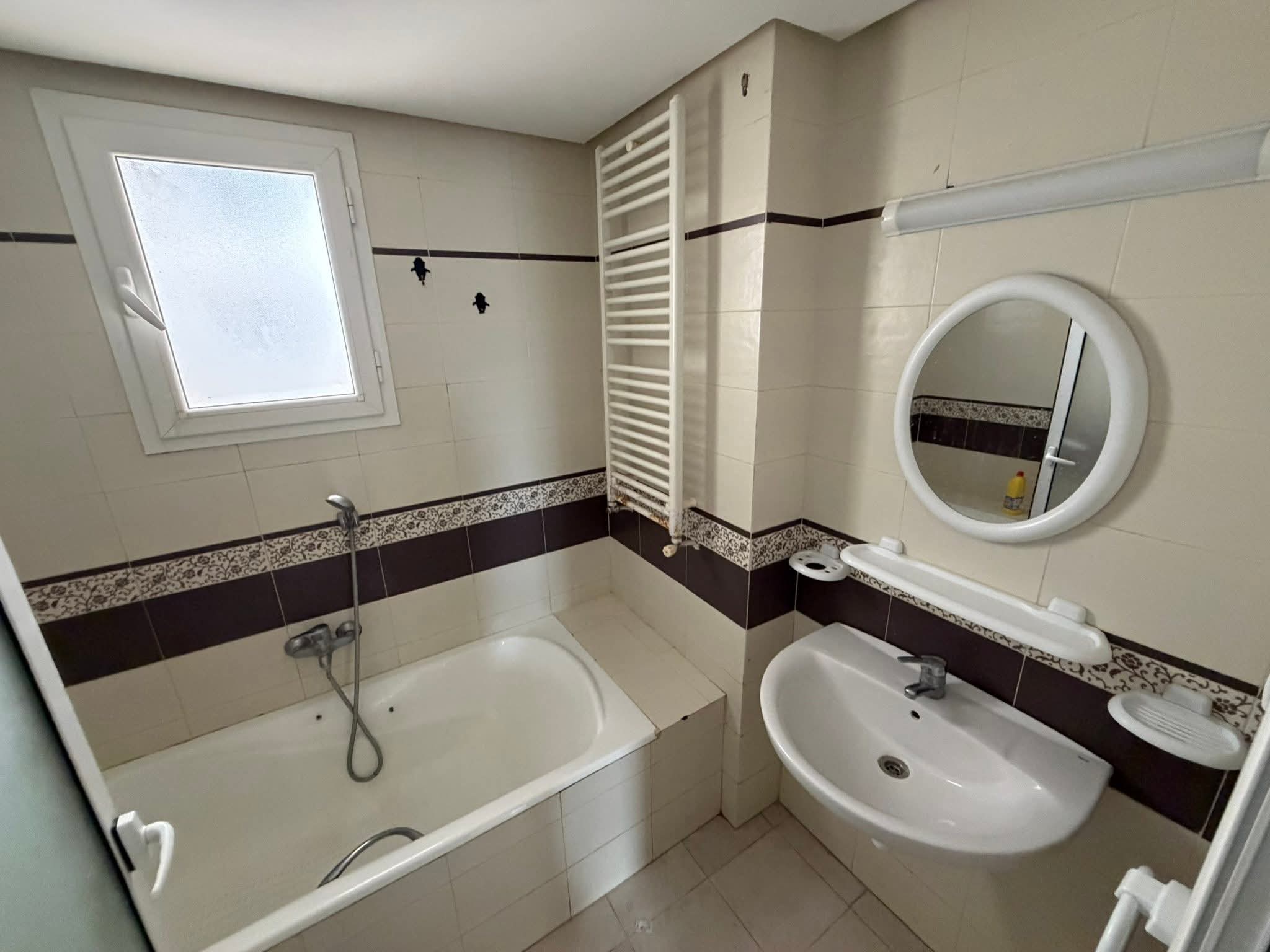 Ariana Ville&nbsp;Cite Ennasr 1&nbsp;Location&nbsp;Appart. 4 pi�ces&nbsp;S3 1450 d ennasr 1