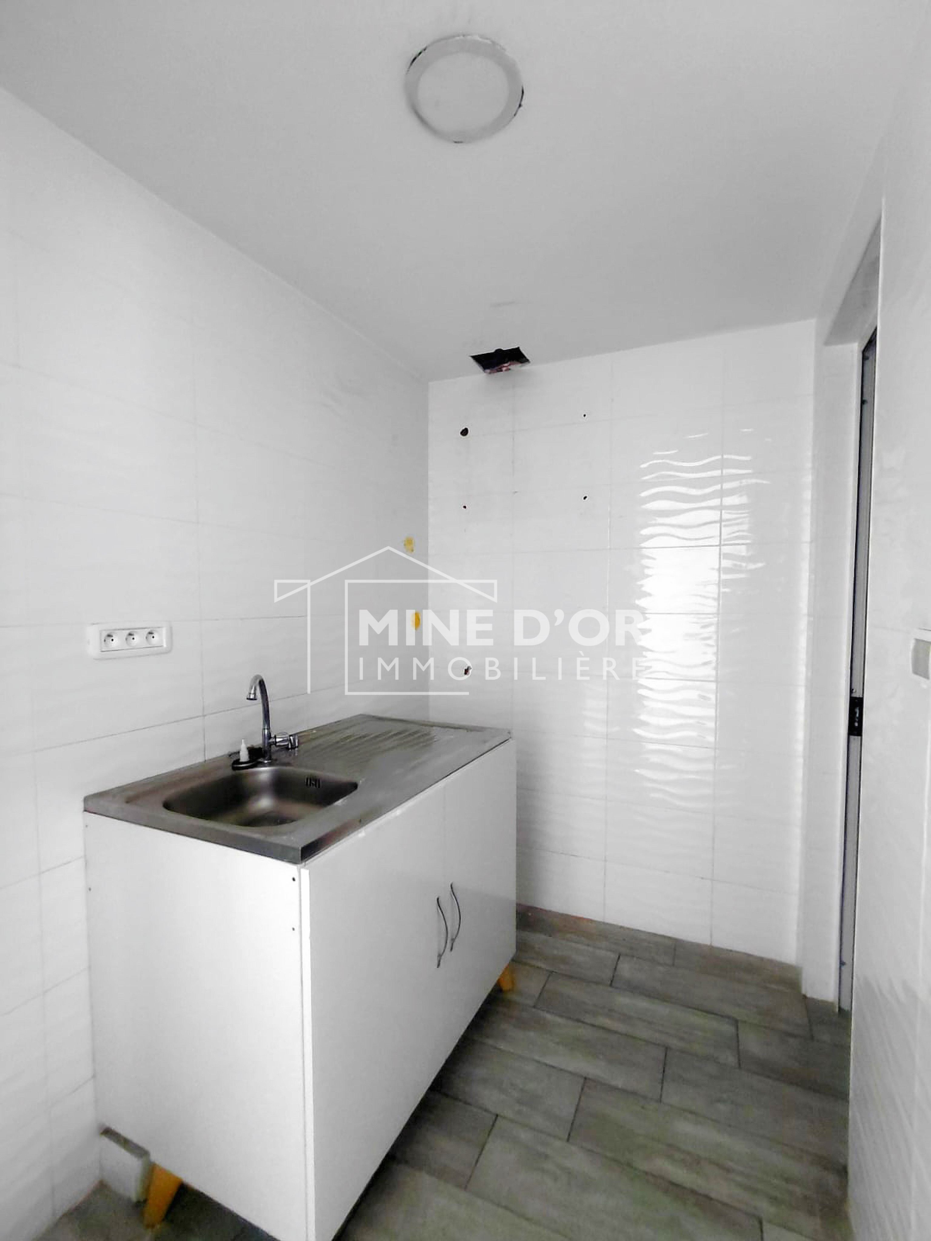 Bab Bhar&nbsp;Republique&nbsp;Bureaux & Commerces&nbsp;Bureau&nbsp;Plateau sur art�re principale � med 5 tunis